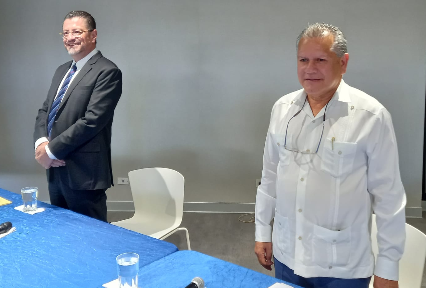 15/03/2022. Rodrigo Chaves sostuvo un conversatorio con presidentes y secretarios de los sindicatos del magisterio nacional en el auditorio de Jupema. Le acompaña en la mesa Gibert Díaz, presidente del Sindicato de Educadores Costarricenses (SEC). Foto: Josué Bravo.