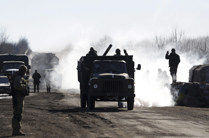 Soldados gubernamentales ucranianos abandonaban ayer la ciudad de Debáltsevo a bordo de vehículos militares, en la región de Donetsk, en el este de Ucrania. | EFE