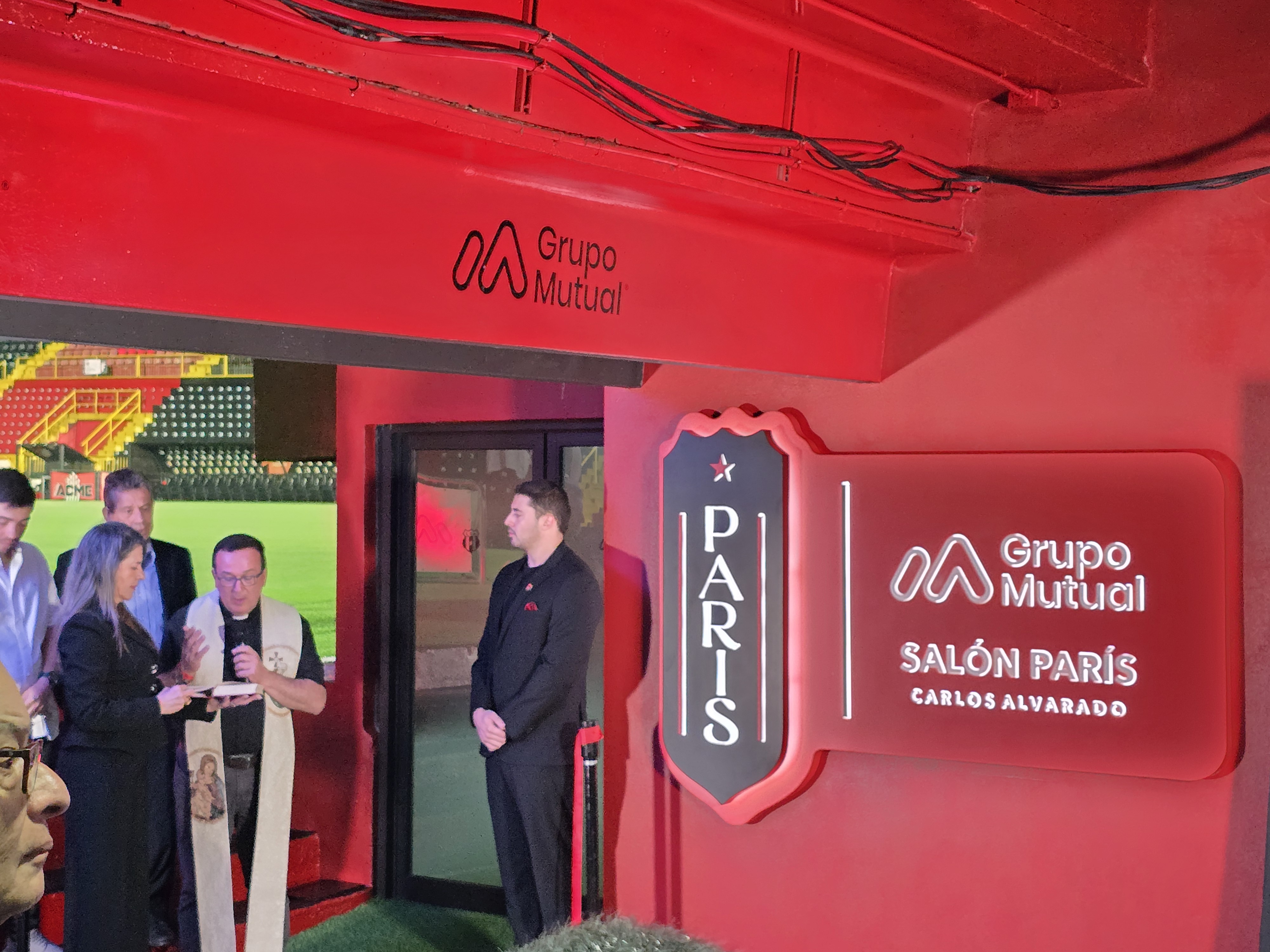 Liga Deportiva Alajuelense inauguró el Salón París Carlos Alvarado este 8 de octubre en el Estadio Alejandro Morera Soto.