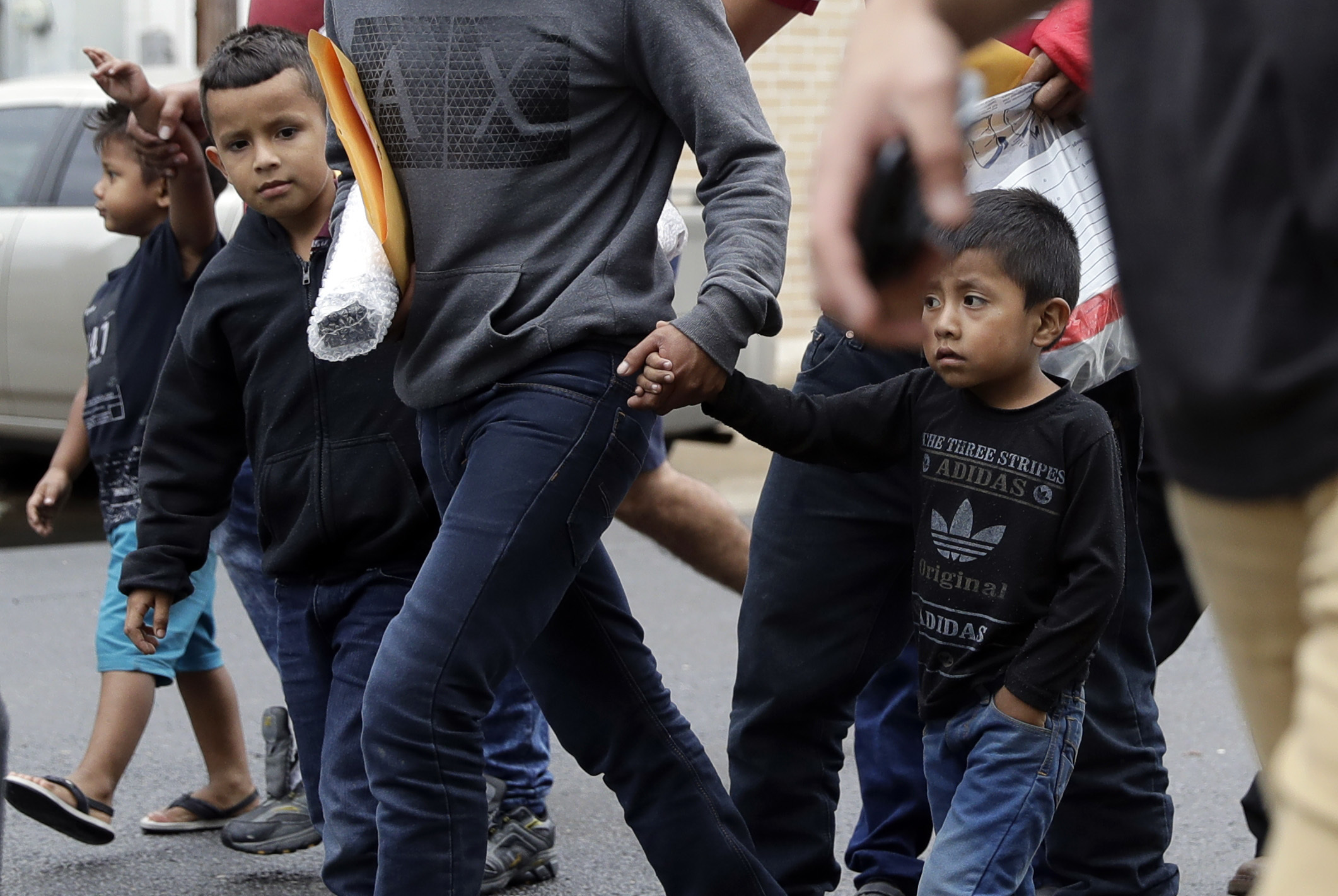 Niños inmigrantes llegan con sus padres a un centro católico de apoyo a inmigrantes después de que fueron procesados y puestos en libertad por la Aduana y Protección Fronteriza de EE. UU., el martes 19 de junio de 2018 en McAllen, Texas.