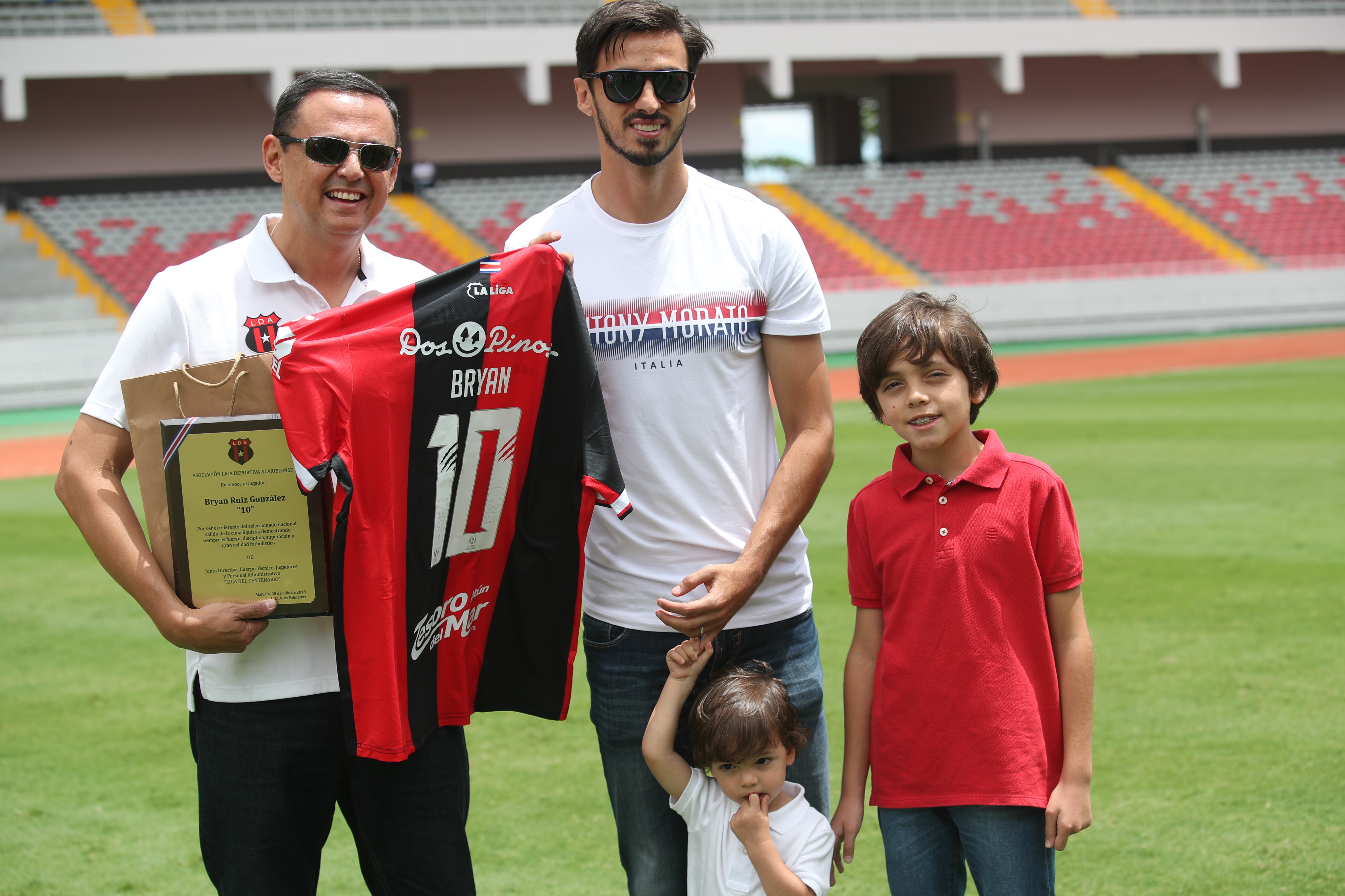 06-07-2018 / Ambiente previo a partido entre la Liga deportiva Alajuelense vs Palmeiras / en la Foto Bryan Ruiz recibe homenaje de la Liga / Fotografía: John Durán