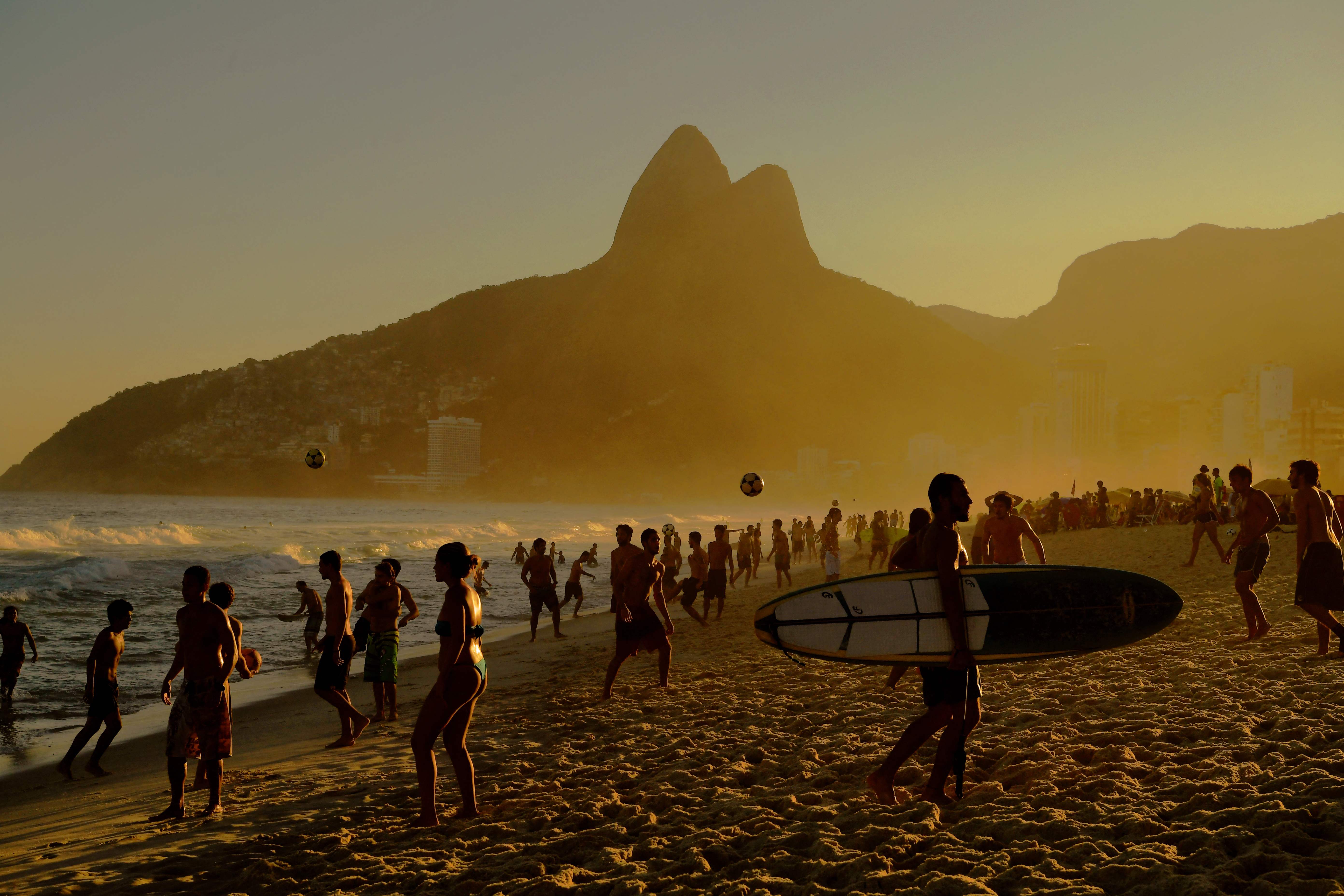 (FILES) In this file photo taken on June 29, 2019 beachgoers enjoy Ipanema Beach in Rio de Janeiro, Brazil. - Rio de Janeiro's Mayor announced on March 19, 2021 that beaches will remain closed for the weekend, in an attempt to slow down the spread of COVID-19 in one of the most affected Brazilian states. (Photo by CARL DE SOUZA / AFP)
