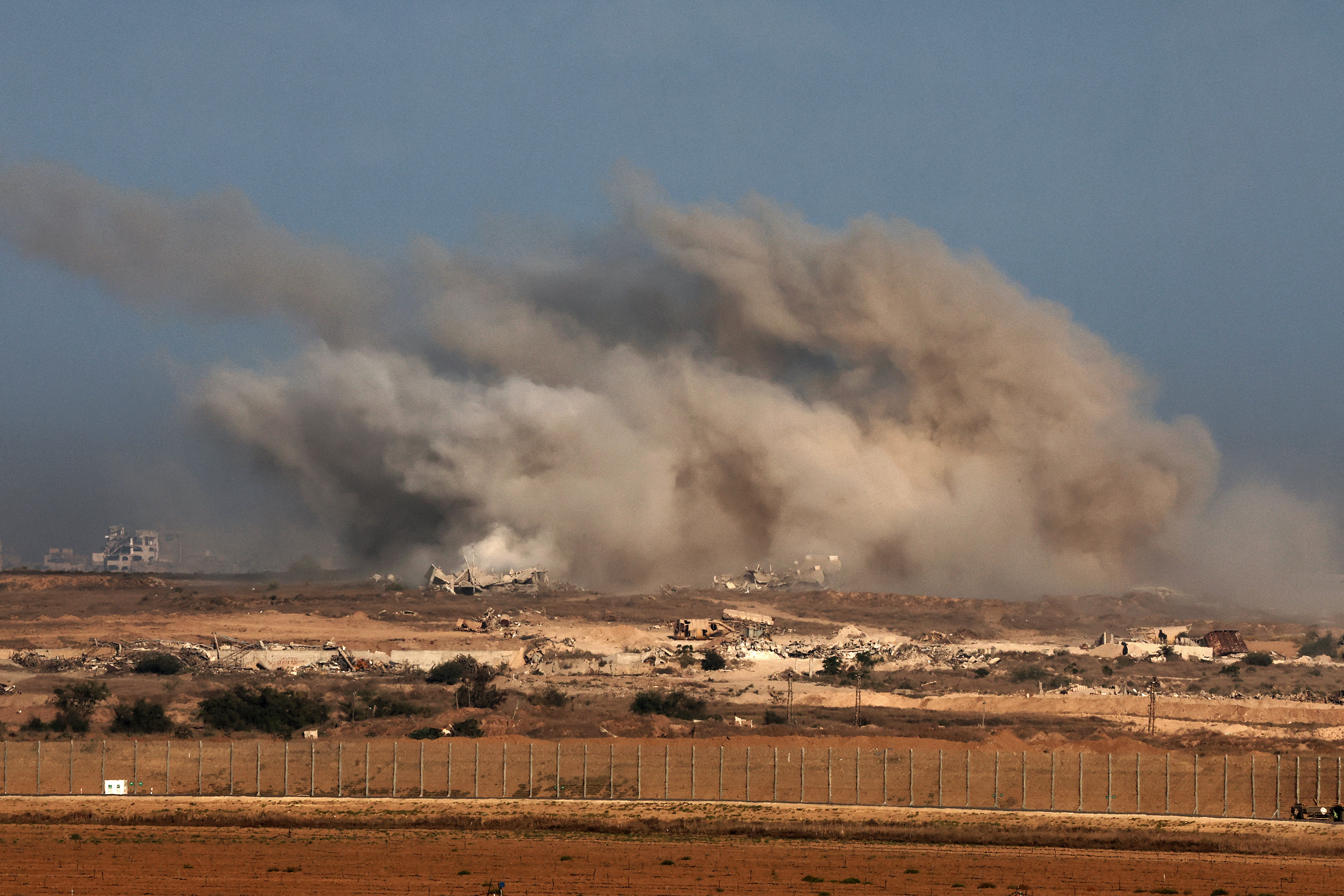 Soldados israelíes lanzan ataques sobre la Franja de Gaza mientras persisten las tensiones por la entrega de los cuerpos de los rehenes.