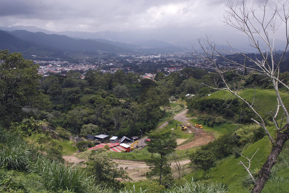 La Municipalidad de La Unión conformará una comisión con especialistas, vecinos y la empresa interesada en remover el material. A esa compañía se le pide colocar un sistema de alerta a lo largo del trayecto. El cerro se eleva por unos 100 metros de altura, desde el río. | WILBERTH HERNÁNDEZ