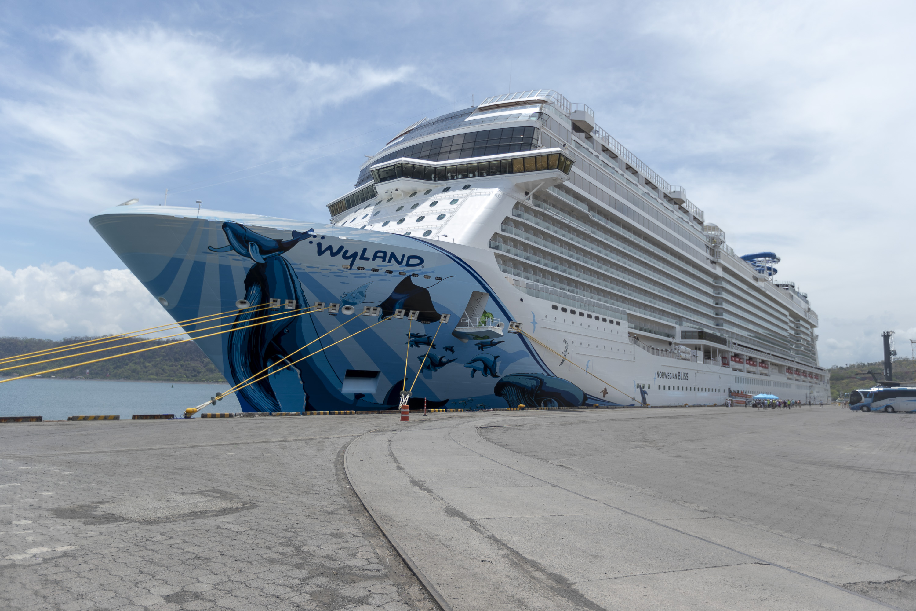 USO EXCLUSIVO DEL BLOG DE JAIRO HASTA SU PUBLICACION EL 20 DE MAYO DE 2018. 16/05/2017, Puntarenas, Puerto de Caldera, recorrido por el crusero Norwegian Bliss, que es uno de los mas grandes del mundo y el primero en pasar por el canal de Panamá después de su remodelación, tiene capacidad para 4000 personas. Fotografía José Cordero