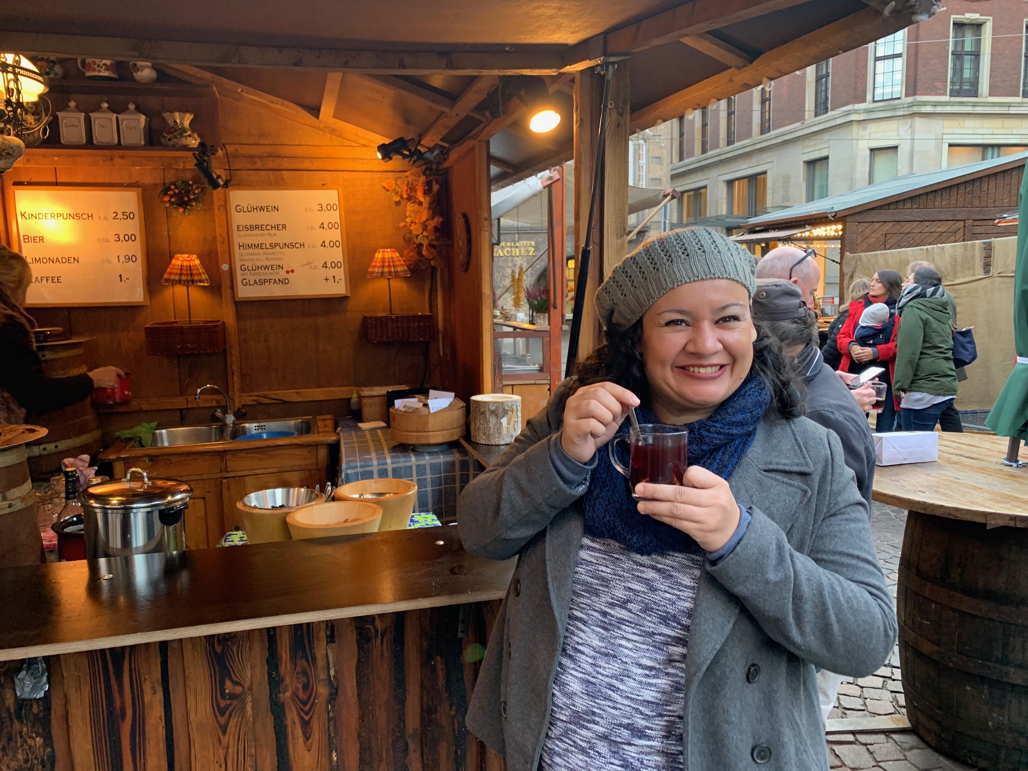 Nancy Díaz en un mercado navideño de Bremen, Alemania, probando Glühwein, que es vino caliente. Fotografía: Jairo Villegas S.
