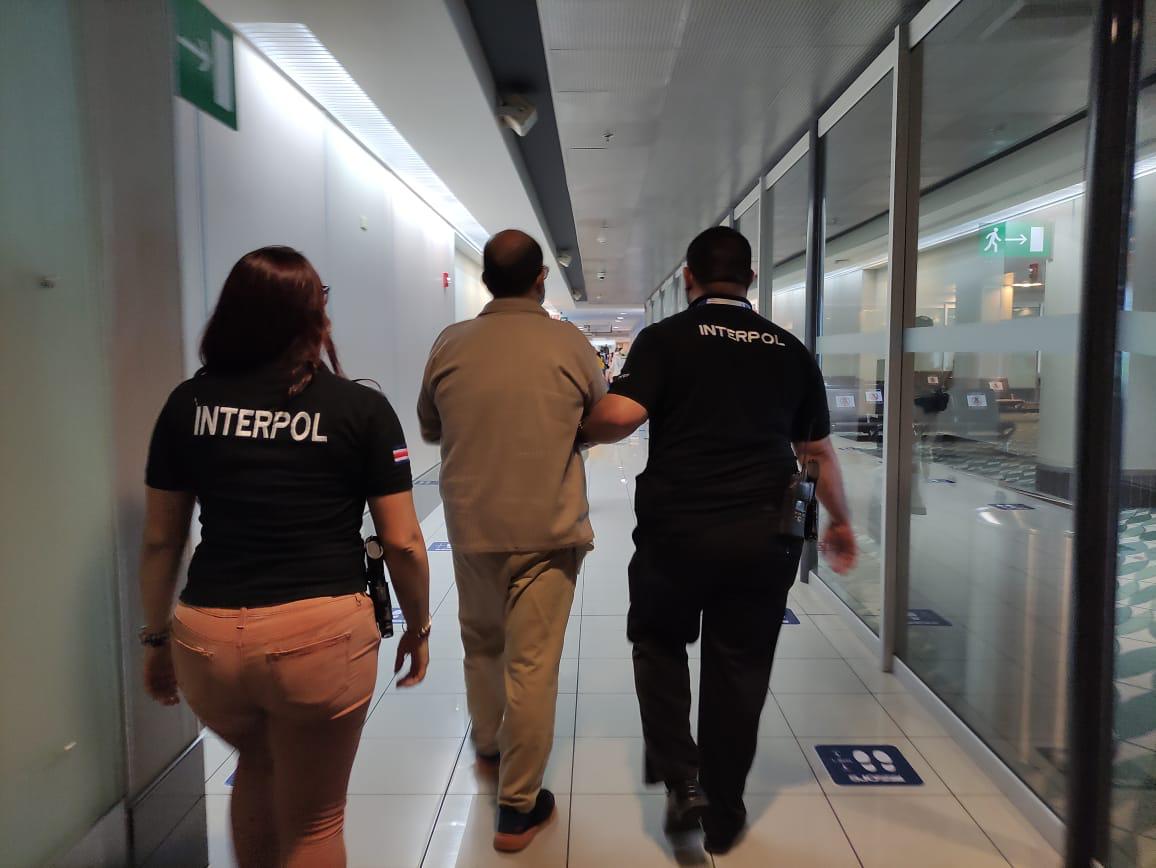 Oficiales de la Interpol custodian a Mauricio Víquez. Foto: OIJ para LN