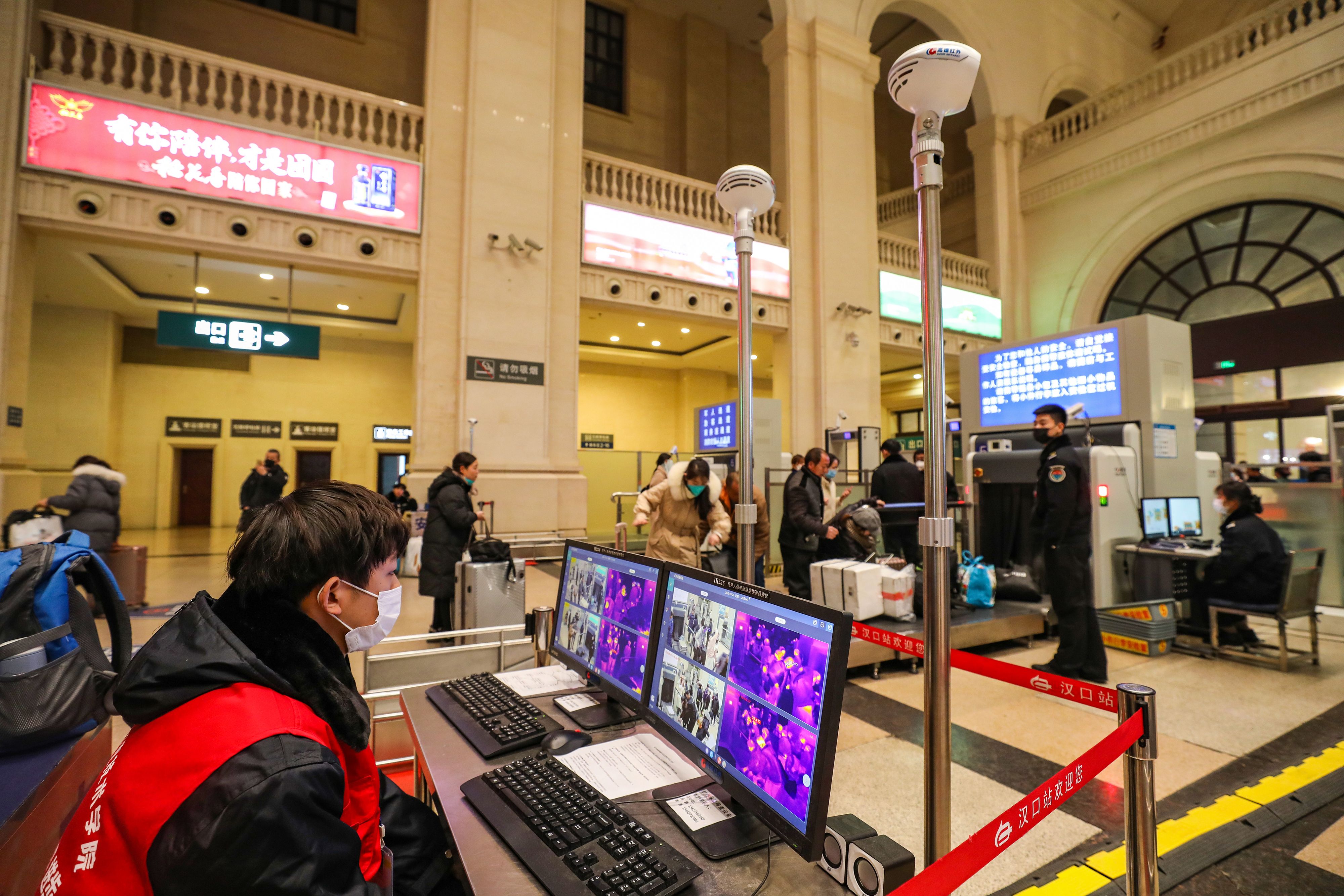 A staff member screens arriving passengers with thermal scanners at Hankou railway station in Wuhan, in China's central Hubei province on January 21, 2020. - Asian countries on January 21 ramped up measures to block the spread of a new virus as the death toll in China rose to six and the number of cases surpassed 300, raising concerns in the middle of a major holiday travel rush. (Photo by - / AFP) / China OUT