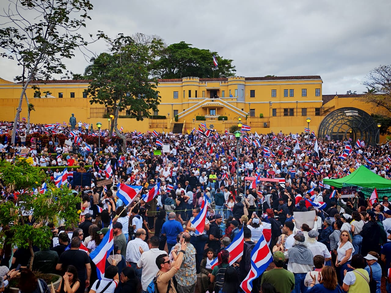 Cientos de personas reunidas en la Plaza de la Democracia por el Plantón por la Justicia Democrática este jueves 6 de agosto de 2026.