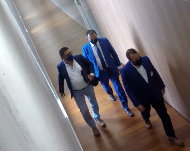 Esta captura de uno de los videos de las cámaras de seguridad del Congreso, muestran el momento en que el diputado del PUSC Óscar Cascante sale de su despacho en compañía de los dos sospechosos de narcotráfico, el pasado lunes 24 de mayo.