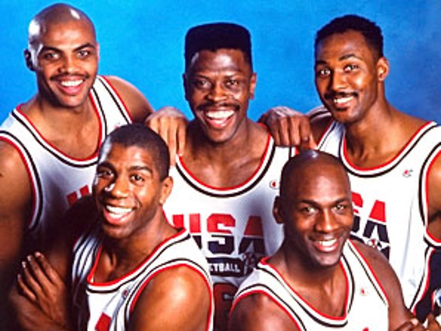 30/04/2020. Charles Barkley, Pat Ewing, Karl Malone, Erwing Johnson y Michael Jordan posan para la foto como parte del Dream Team que tuvo participación en los juegos olímpicos de Barcelona 1992. Foto: NBA Latam.