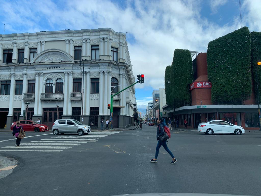 12/03/2020. Fotos tomadas a las 8 y 30 de la mañana en San José centro donde se ve la poca cantidad de gente moviéndose en una hora supuestamente pico. Foto Albert Marín