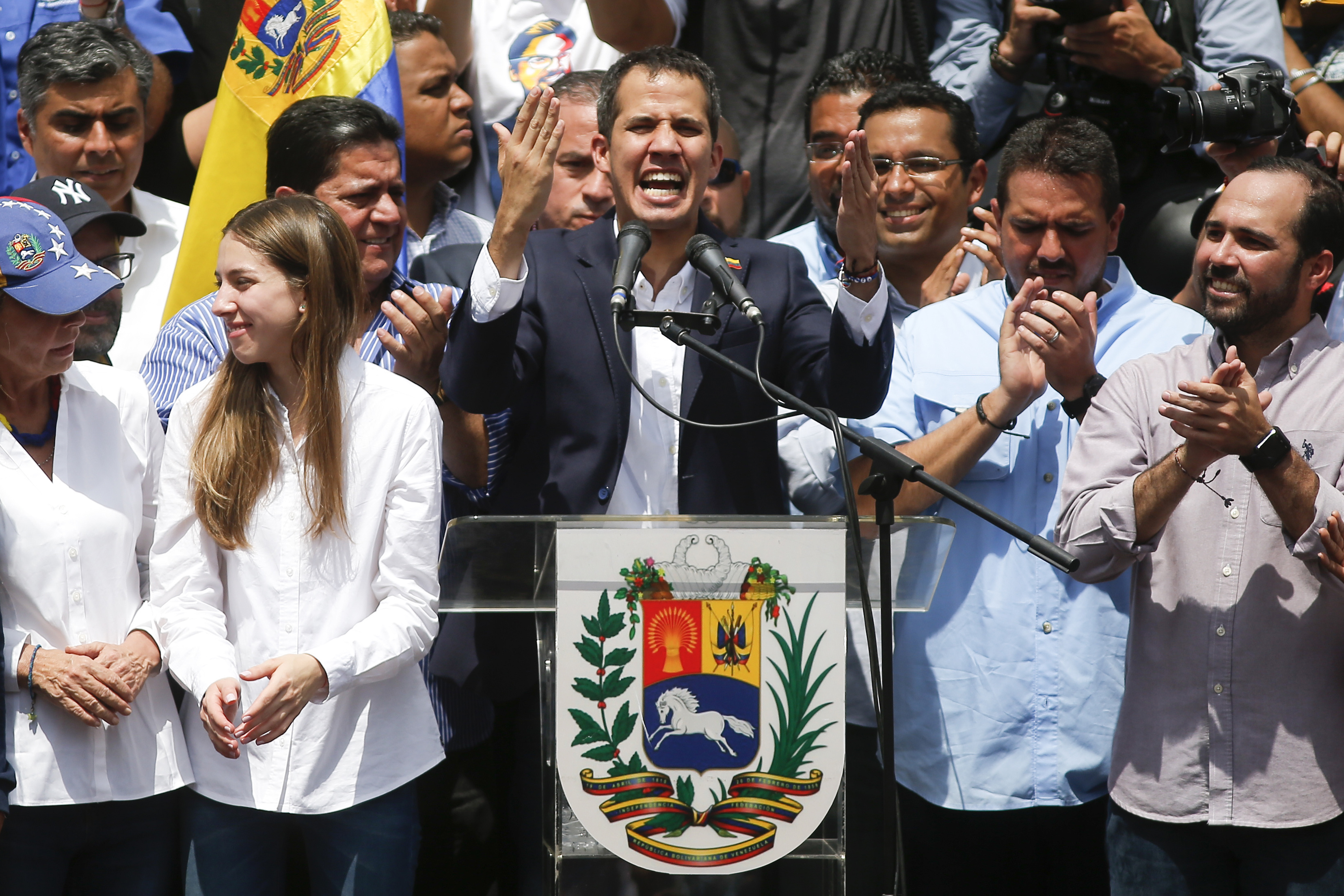 El presidente encargado de Venezuela, Juan Guaidó, habla durante un mitin para exigir la renuncia del presidente venezolano Nicolás Maduro, junto a su esposa Fabiana Rosales, en Caracas, Venezuela, el 4 de marzo del 2019.
Foto: AP