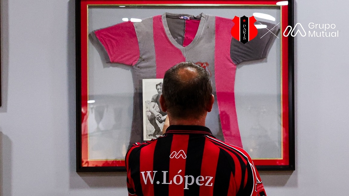Wílmer López contempla la camisa que usó Walter Elizondo con Liga Deportiva Alajuelense, en el Salón París - Carlos Alvarado.