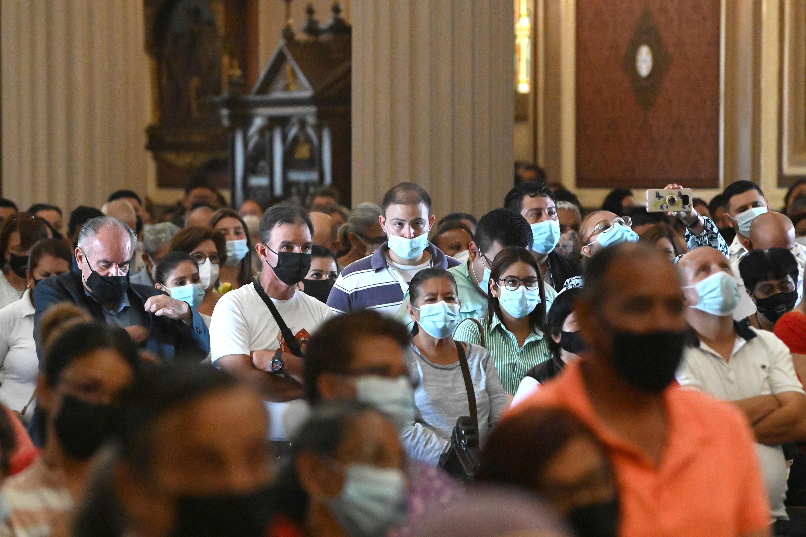 10 de abril del 2022. Iglesia de la Soledad y La Catedral Metropolitana. Festejo católico del Domingo de Ramos con la participación de cientos de feligreses que celebran la entrada de Jesucristo a Jerusalem. Dicha celebración se realiza levantando las palmas al paso de una imagen de Jesucristo sobre un burro. Las mas altas autoridades eclesiásticas participan de ésta liturgia que marca el inicio de la Semana Santa. En la foto: Muchos fieles usaron mascarilla como prevención. Foto: Albert Marín para la Nación.