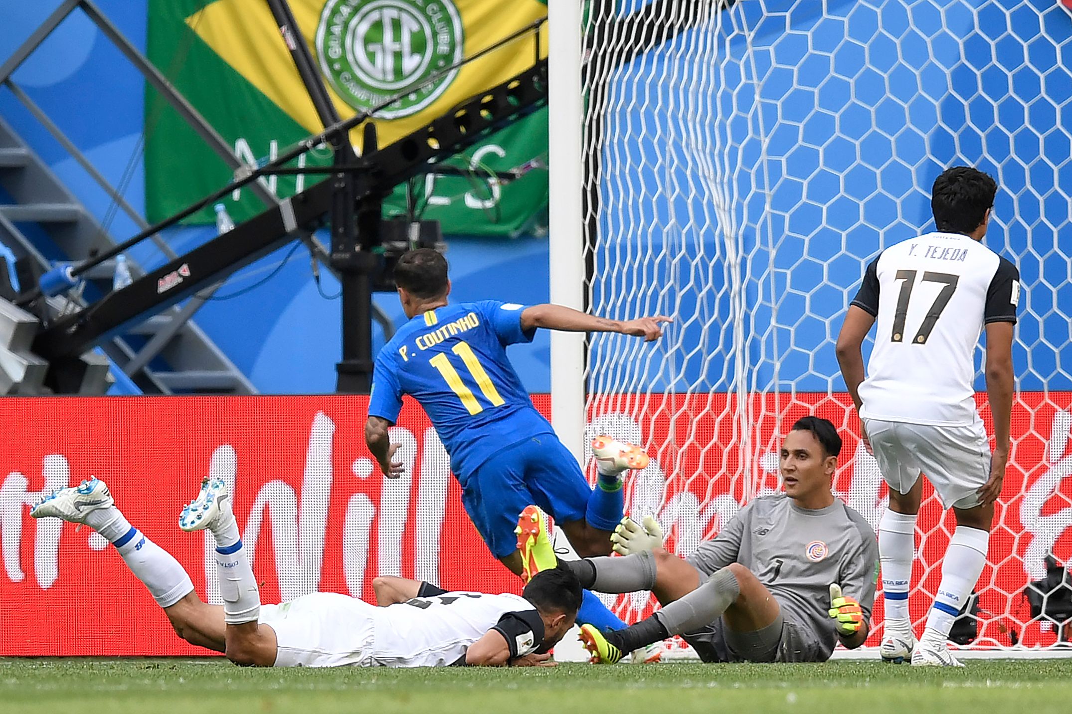 Brazil's forward Philippe Coutinho (L) celebrates scoring a goal during the Russia 2018 World Cup Group E football match between Brazil and Costa Rica at the Saint Petersburg Stadium in Saint Petersburg on June 22, 2018. / AFP PHOTO / GABRIEL BOUYS / RESTRICTED TO EDITORIAL USE - NO MOBILE PUSH ALERTS/DOWNLOADS