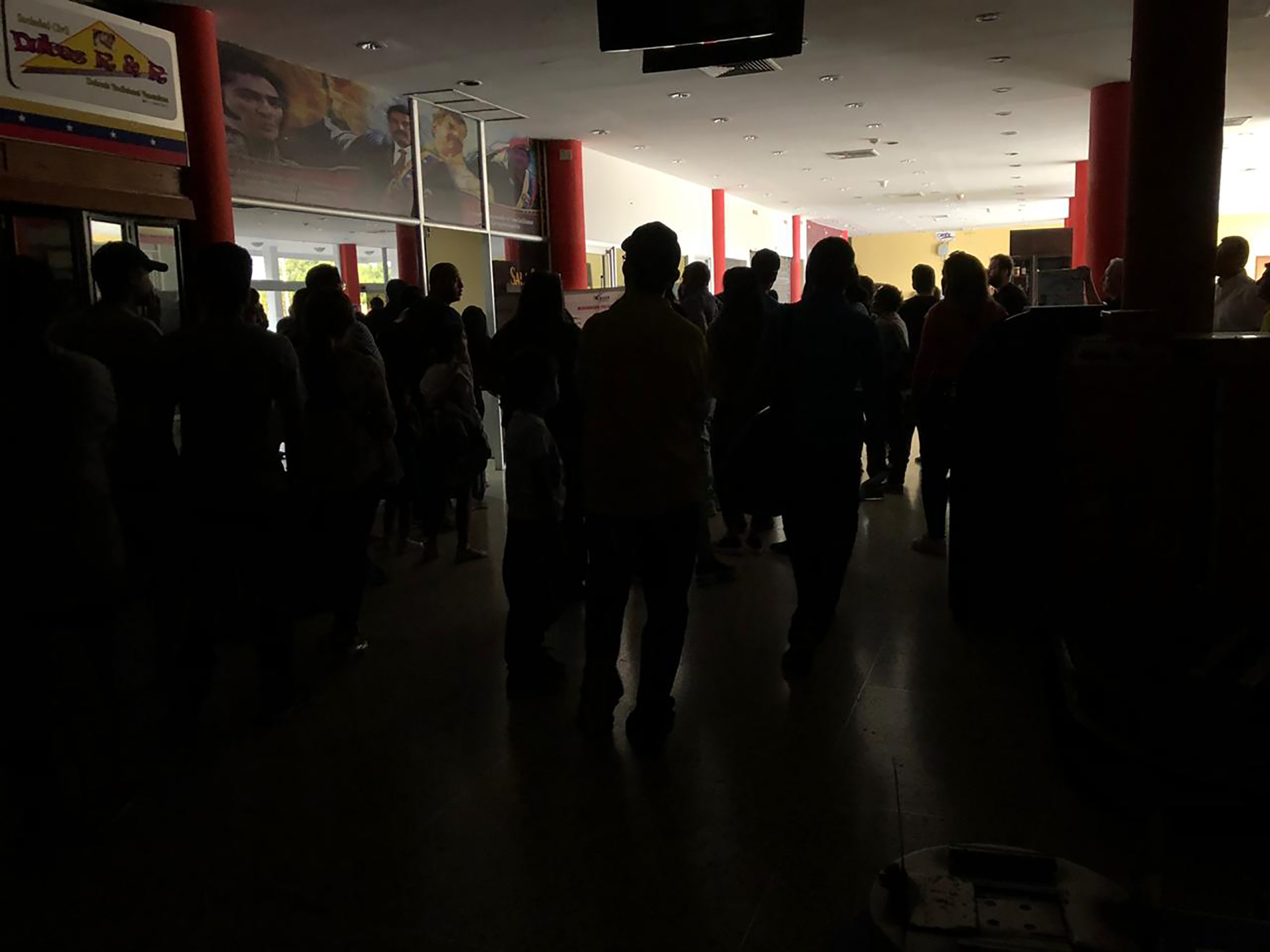 Las personas permanecen en el aeropuerto de Barquisimeto, Venezuela, el 8 de marzo de 2019, durante un apagón.
Foto: AFP
