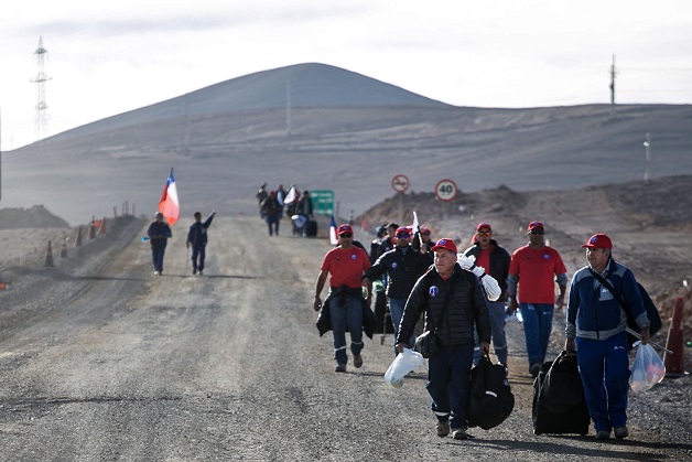 Trabajadores de la mina cuprífera Escondida abandonaban el jueves sus labores para iniciar una huelga en Antofagasta, norte de Chile.