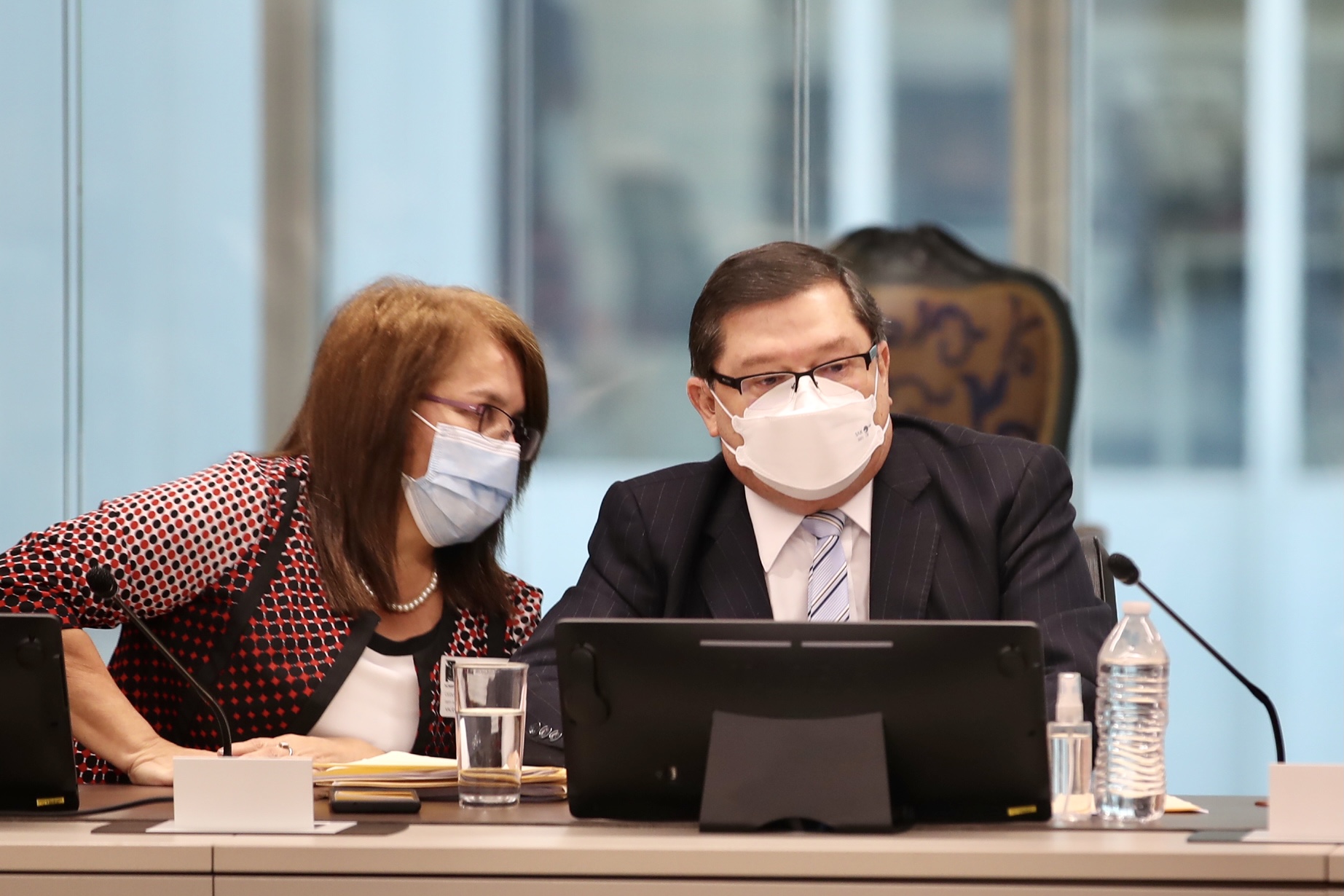 18/02/2021 El gerente de la CCSS Roberto Cervantes gerente general de la Caja, fue a la comisión del Gasto Público de la asamblea legislativa lo interroga el diputado Carlos Ricardo Benavides y Silvia Cespedes . Foto Alonso Tenorio