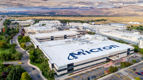 Vista aérea de las instalaciones de Micron Technology en Boise, Idaho, con su logo visible en el techo. En 2024, Micron recibió 6.140 millones de dólares para construir una planta de semiconductores en Nueva York y Idaho, como parte de la estrategia para fortalecer la producción industrial local en Estados Unidos.