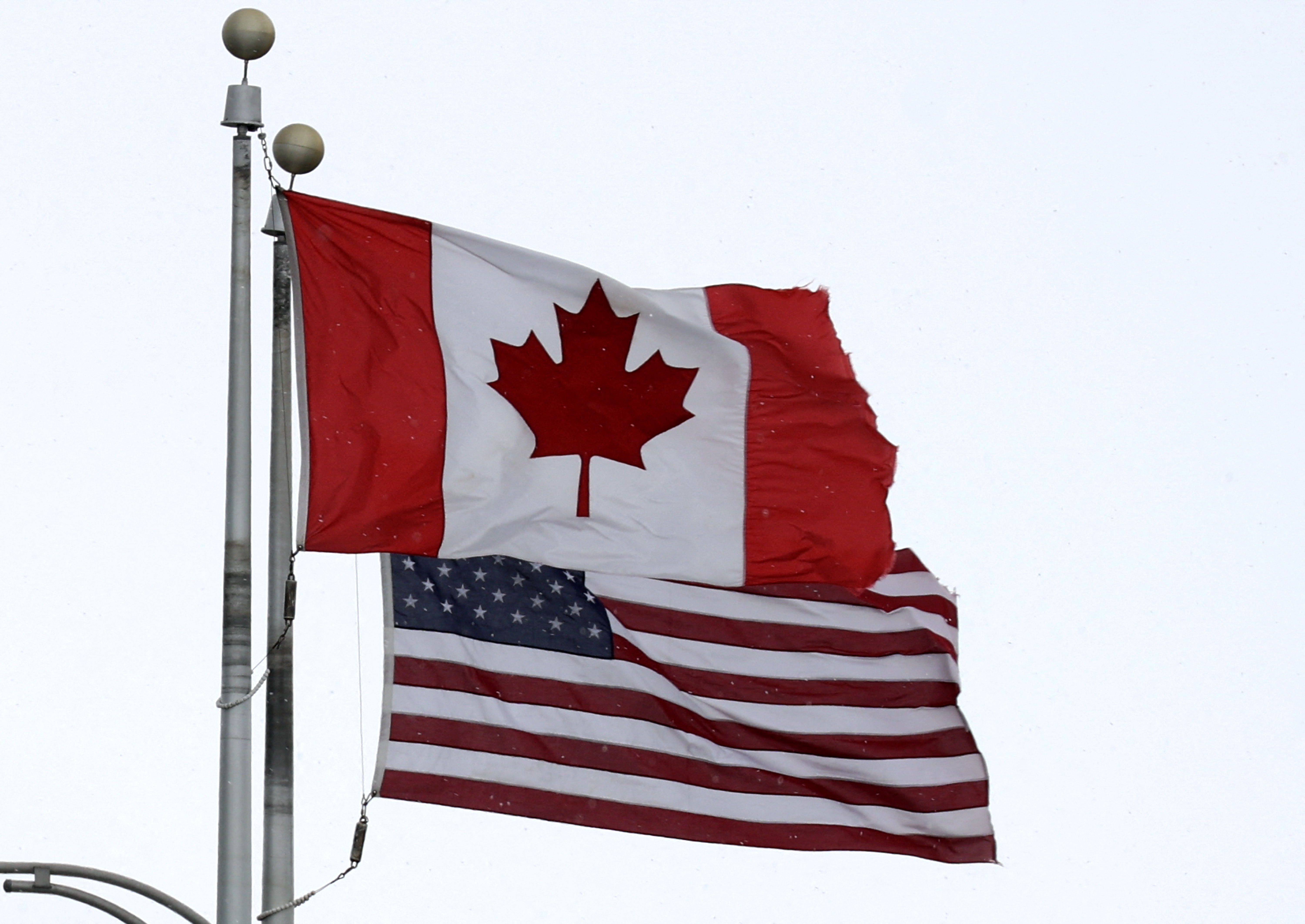 Una bandera canadiense ondea junto a la estadounidense en el puente fronterizo Lewiston-Queenston en las Cataratas del Niágara, Canadá. El presidente de Estados Unidos, Donald Trump, se arriesgó a iniciar una guerra comercial después de amenazar con un arancel del %25 sobre muchos productos enviados desde Canadá a Estados Unidos.