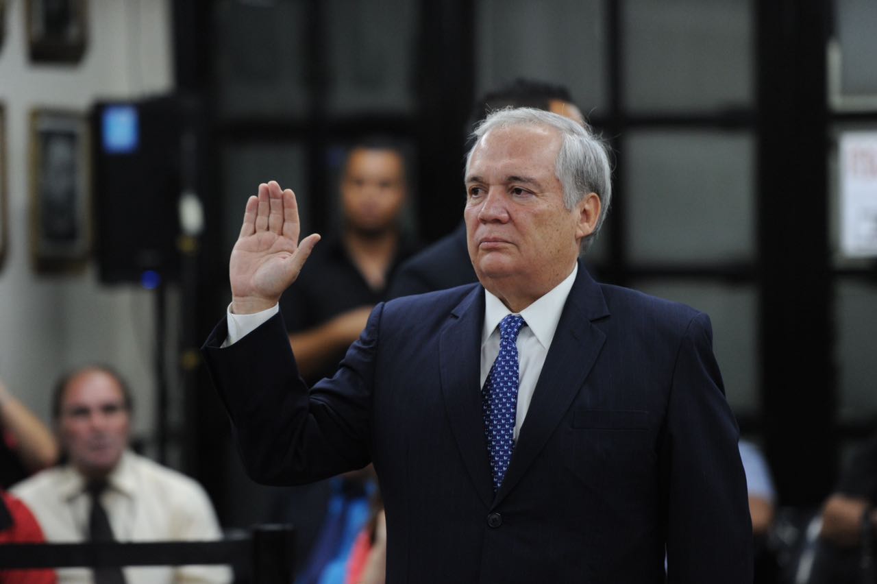 Rodrigo Rivera, exembajador en Panamá, presta juramento ante la Comisión Investigadora de Créditos de Bancarios, este 24 de octubre.