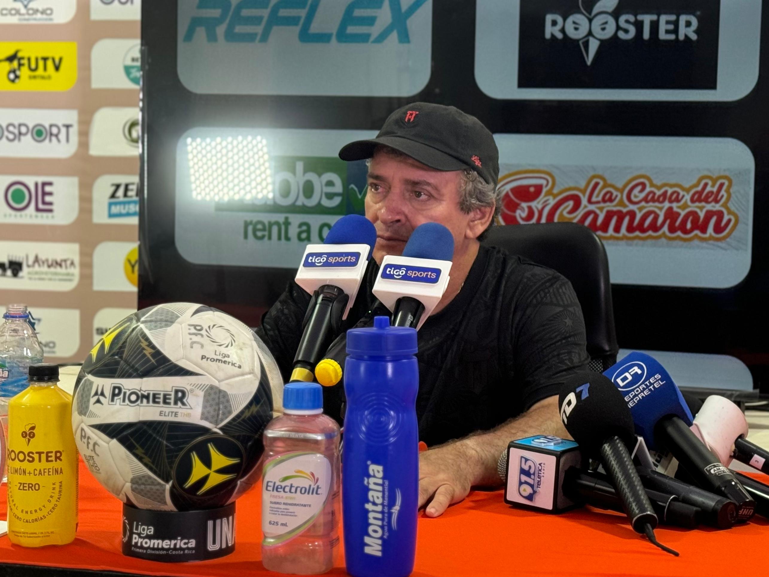 Óscar Ramírez felicitó a todos los jugadores de Liga Deportiva Alajuelense por el esfuerzo para ganar el partido contra Puntarenas FC.