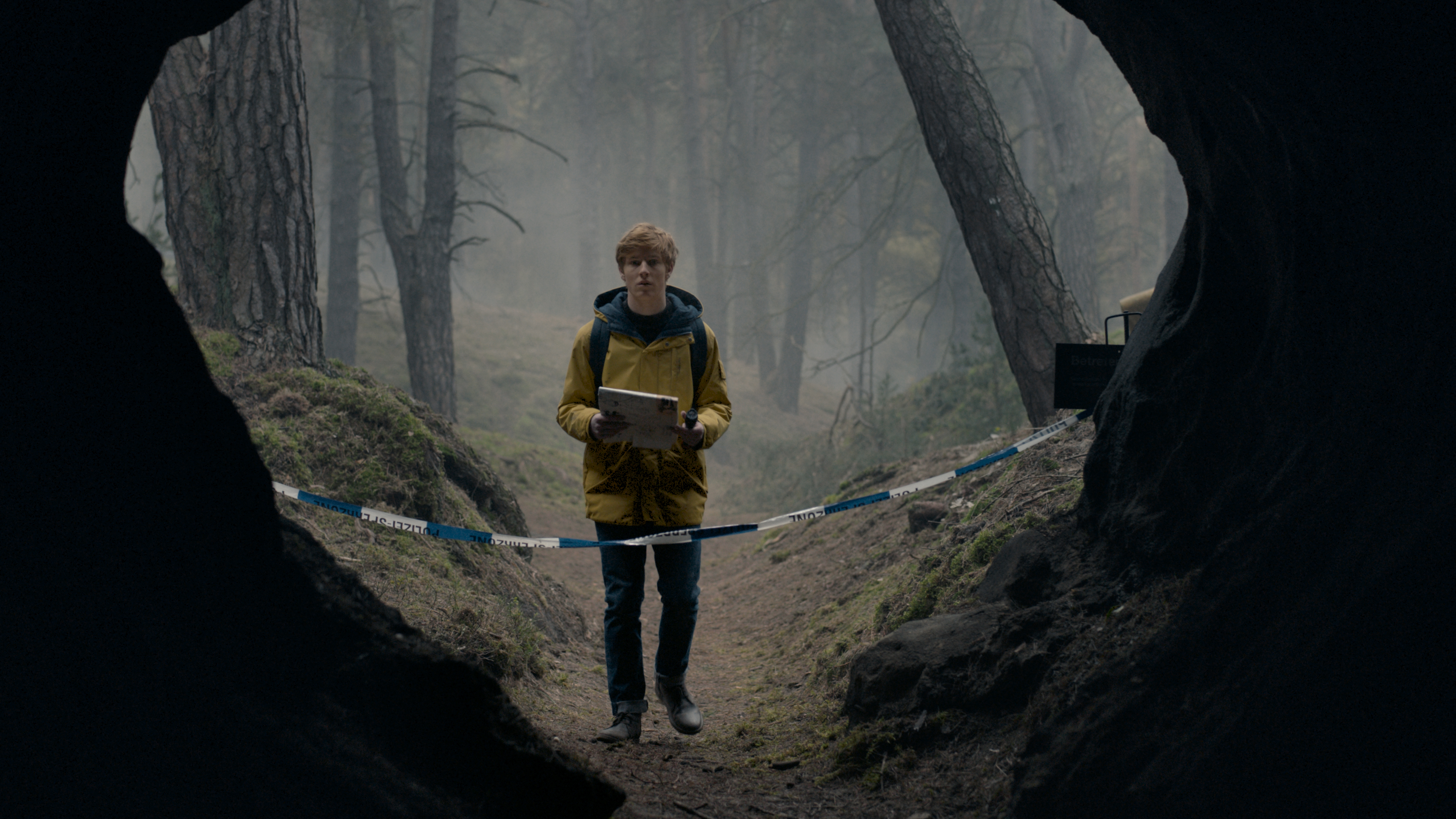 Descrita con la Stranger Things de Alemania, Dark está ambientada en un pueblo de ese país donde la desaparición de dos jóvenes saca a la luz la doble vida y las fracturadas relaciones de cuatro familias. En diez episodios, de una hora de duración cada uno, la historia dará un giro sobrenatural que reunirá a los protagonistas en el mismo pueblo pero en el año 1986.