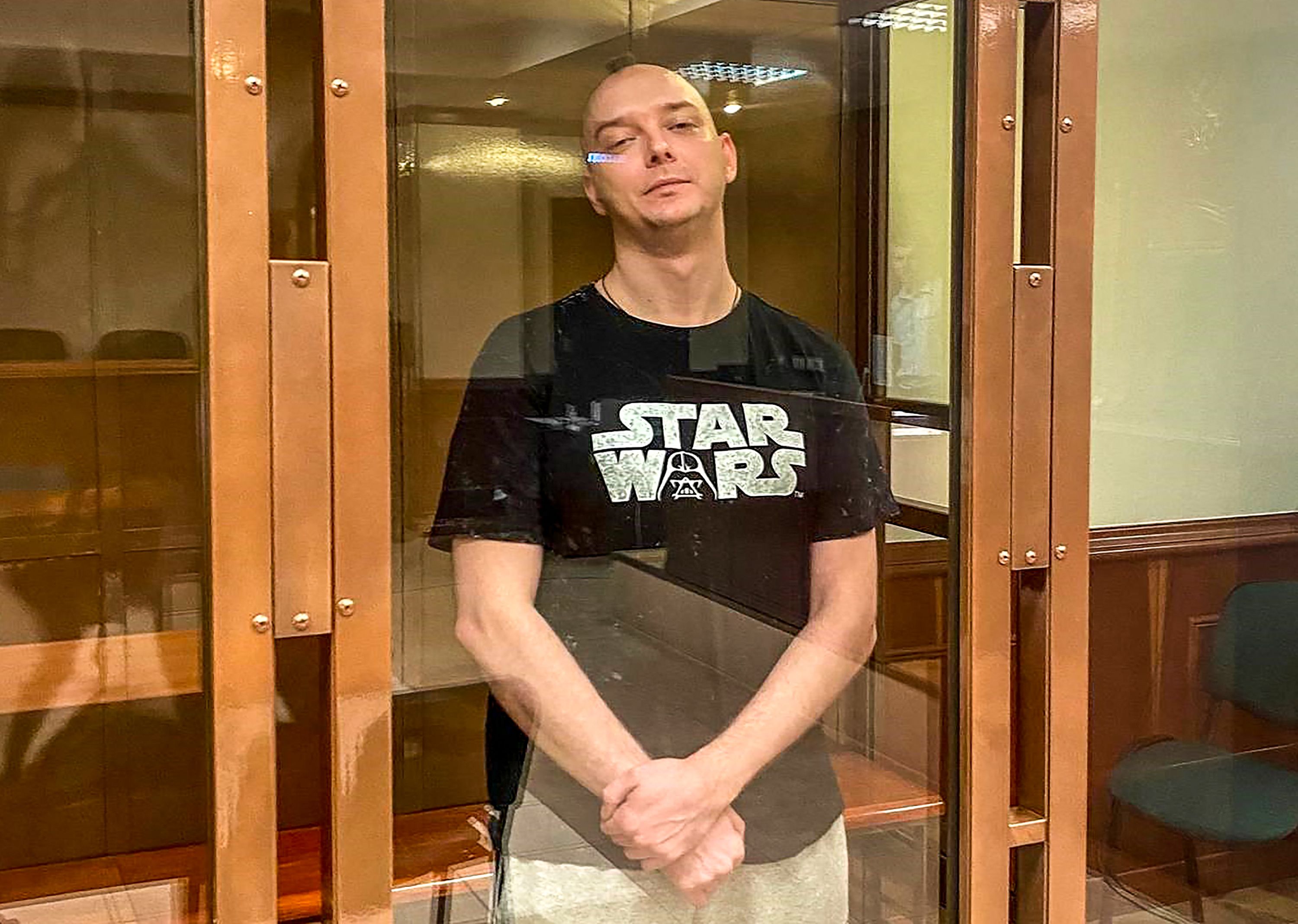 This handout photograph taken and released by Moscow's City Court press service on August 30, 2021, shows former reporter Ivan Safronov standing inside a glass cell during a court hearing at the Moscow City Court. - Russian prosecutors on Tuesday requested 24 years of prison for respected former reporter Ivan Safronov, who is accused of treason for allegedly sharing state secrets, Russian news agencies reported. (Photo by Handout / MOSCOW CITY COURT PRESS SERVICE / AFP) / RESTRICTED TO EDITORIAL USE - MANDATORY CREDIT "AFP PHOTO / MOSCOW CITY COURT PRESS SERVICE " - NO MARKETING NO ADVERTISING CAMPAIGNS - DISTRIBUTED AS A SERVICE TO CLIENTS