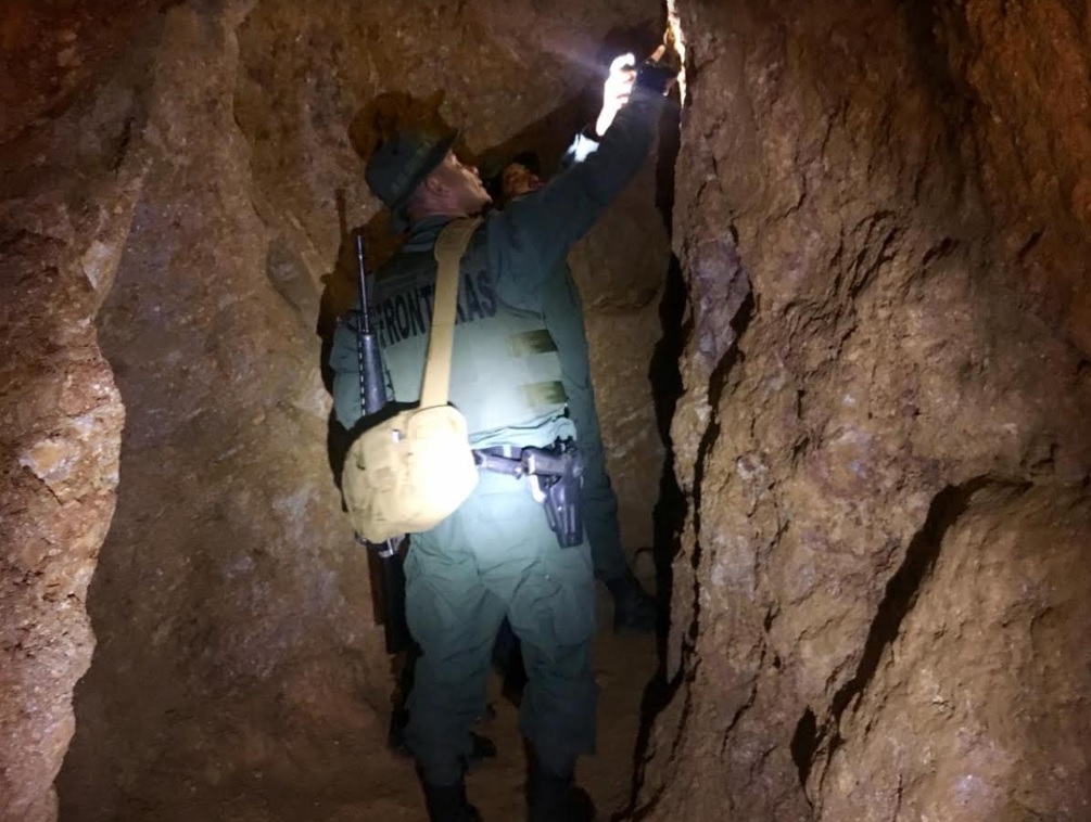 La policía detuvo a personas indocumentadas y decomisaron herramientas para labores de extracción. Cortesía Ministerio de Seguridad.