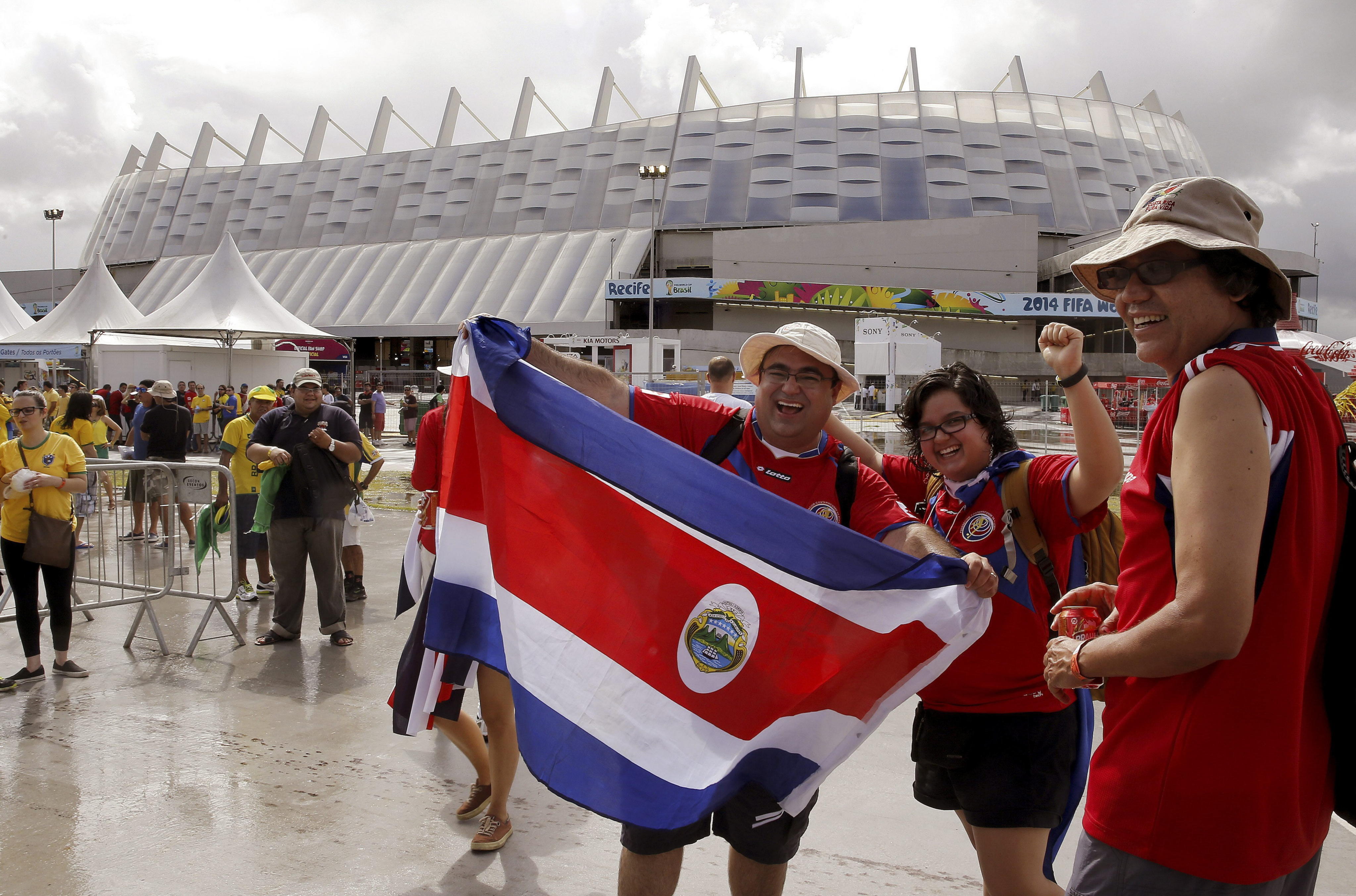 Con la bandera de Costa Rica bien llevada, estos aficionados llegaron temprano al estadio de Recife para vivir el partido contra Grecia.