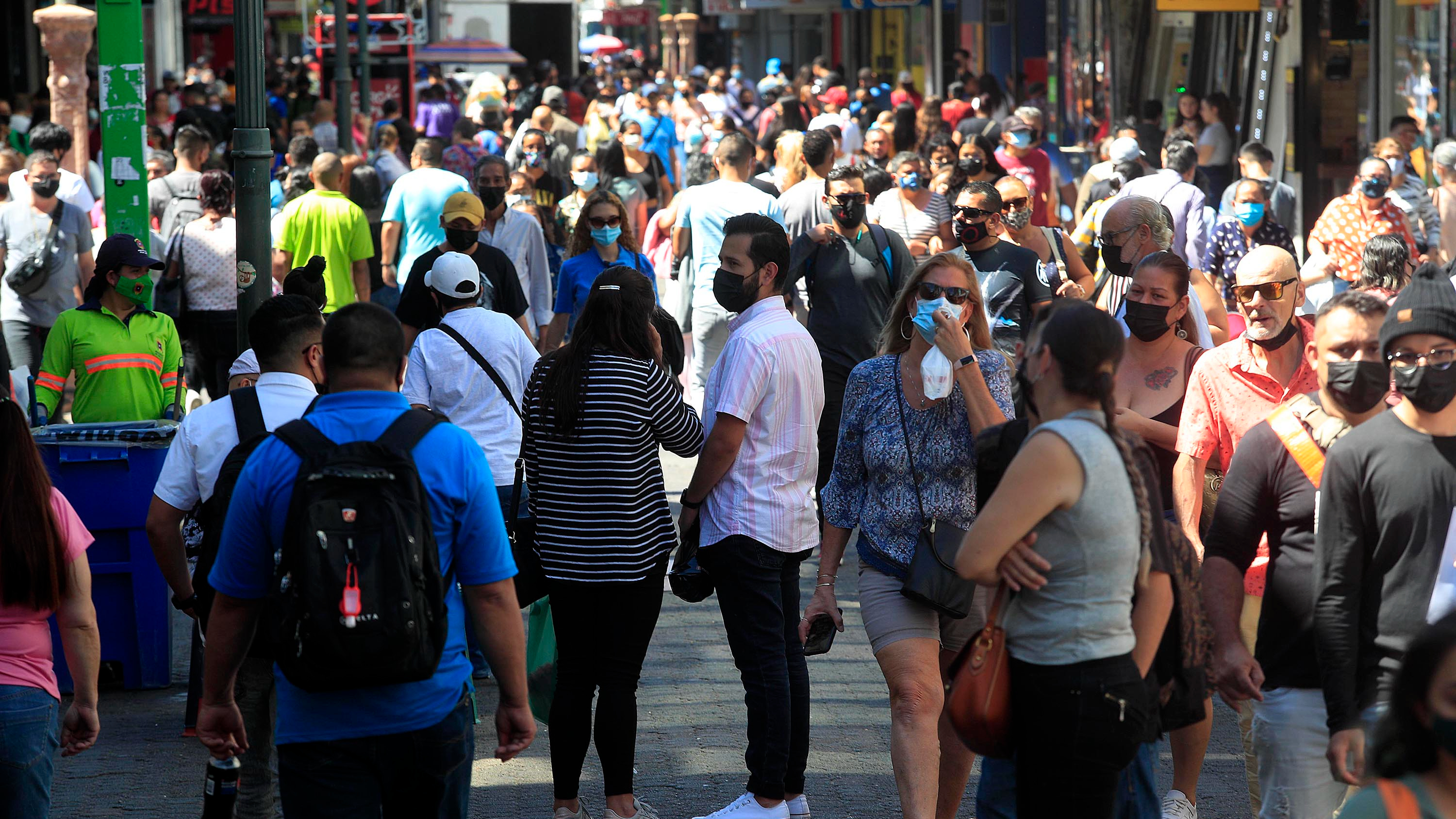 22/12/2021 Avendia Central, San José. En medio del tumulto por las compras de última hora antes de Navidad, y pese al insistente llamado de las autoridades de Salud ante la amenaza latente de una tercera ola de covid-19, todavía se nota a muchas personas llevando mal colocada la mascarilla o sin usarla del todo.