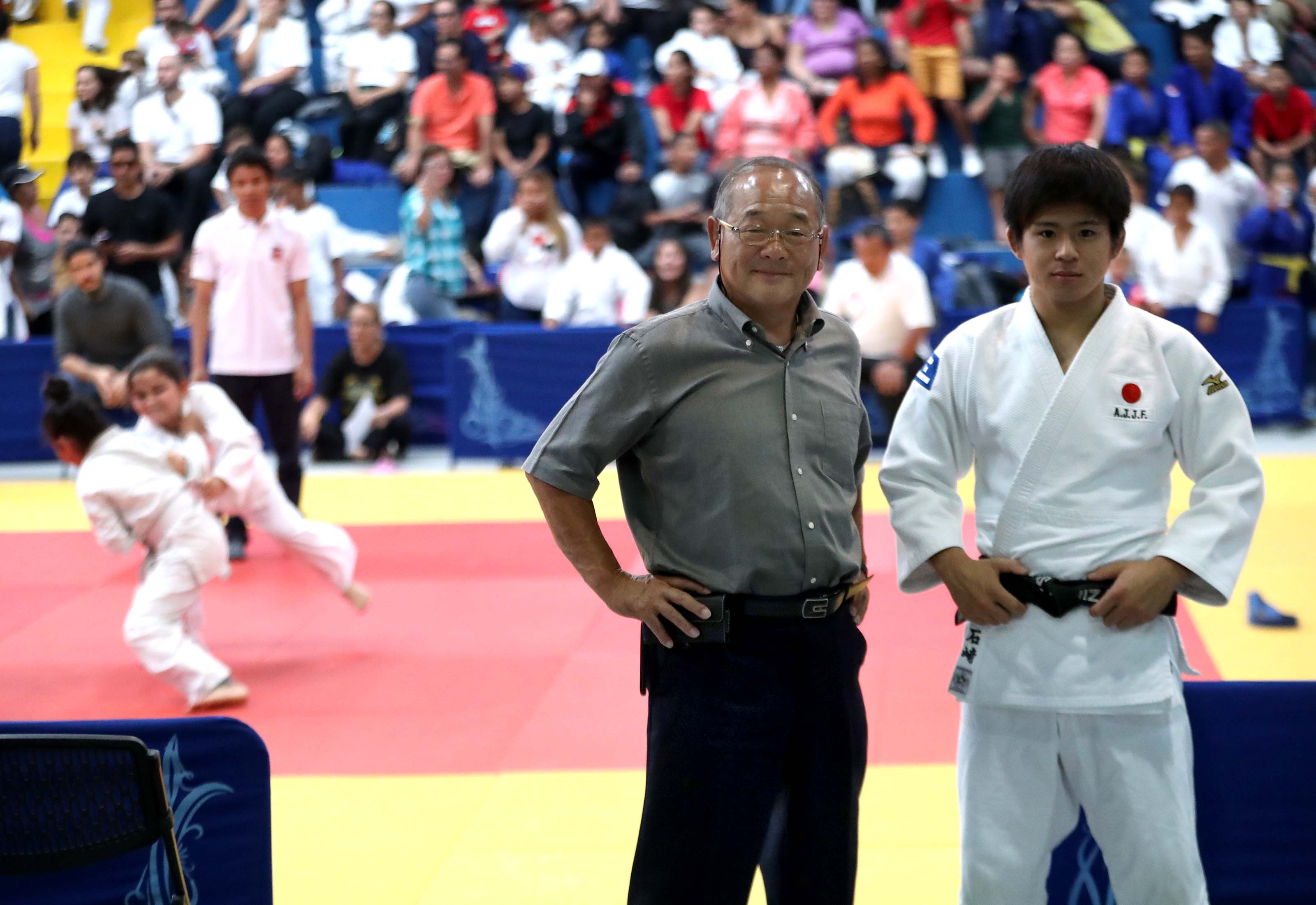 Kenji Mitsumoto junto a su pupilo Shintaro Ishizaki, en el colegio Emva en Coronado.