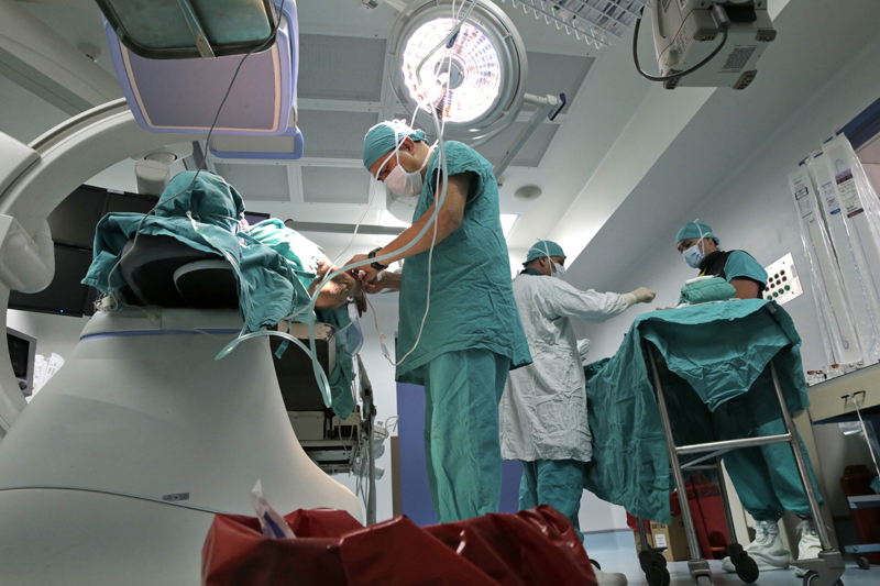 21 de abril del 2015. Hospital México. Conflicto en el área de Cardiología del hospital a raíz de las declaraciones de la jefe de esa área, Sofía Bogantes, relacionadas con la prolongada espera de algunos pacientes para ser sometidos a un cateterismo. En la foto: un equipo de profesionales encabezado por el hemodinamista Mauricio Obón trabaja en la sala de cateterismo del hospital. Albert Marín.