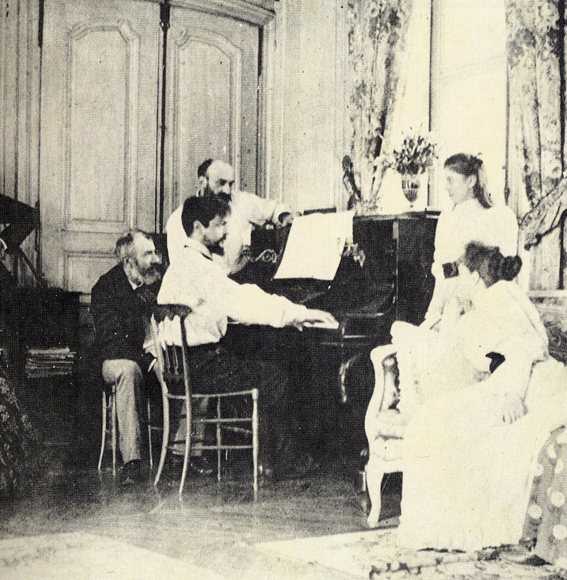 Foto: Wikimedia Commons
Claude Debussy au piano l'été 1893 dans la maison de Luzancy (chez son ami Ernest Chausson
Fuente: "Mestres da Música" tomo V, de Planeta-De Agostini