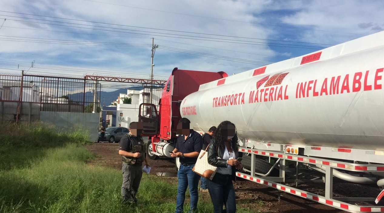 La sección de Robos y Hurtos del OIJ de San José detuvo a seis personas sospechosas de robar gasolina desde un oleducto de la Refinadora Costarricense de Petróleo (RECOPE). El combustible lo vendían en una bomba en San Francisco de Heredia. Foto: Cortesía Fiscalía