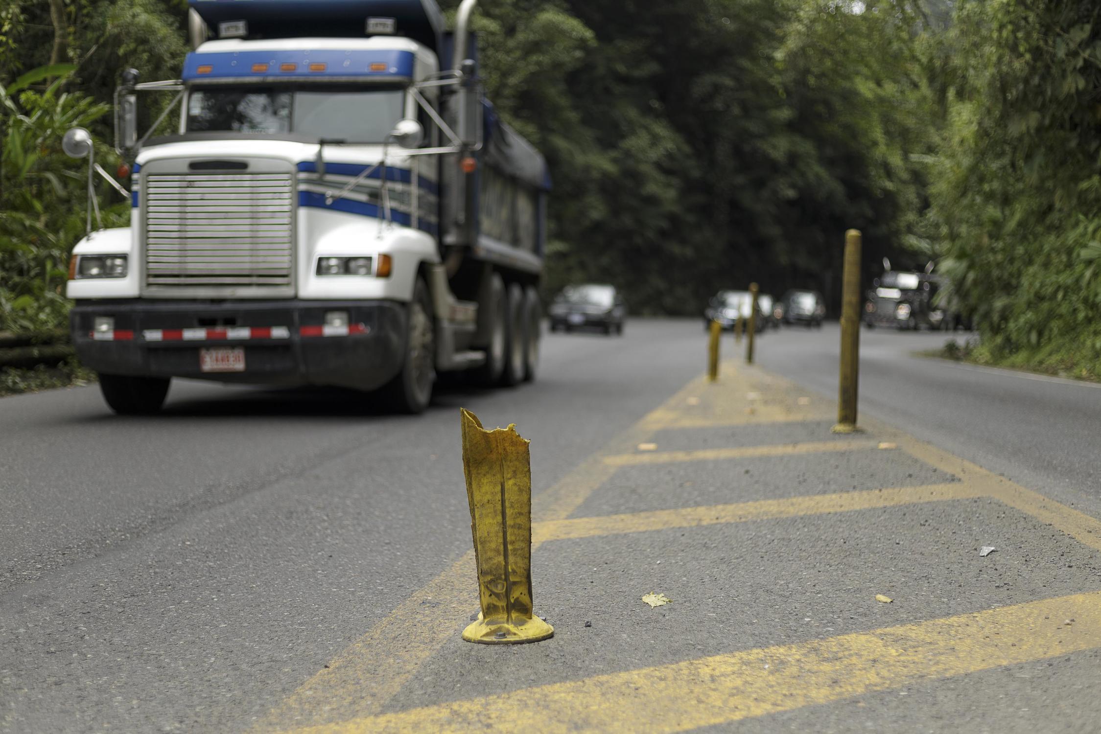 Los postes se empezaron a colocar en junio del año pasado, al inicio el MOPT denunció que los mismos eran dañados por los mismos conductores.