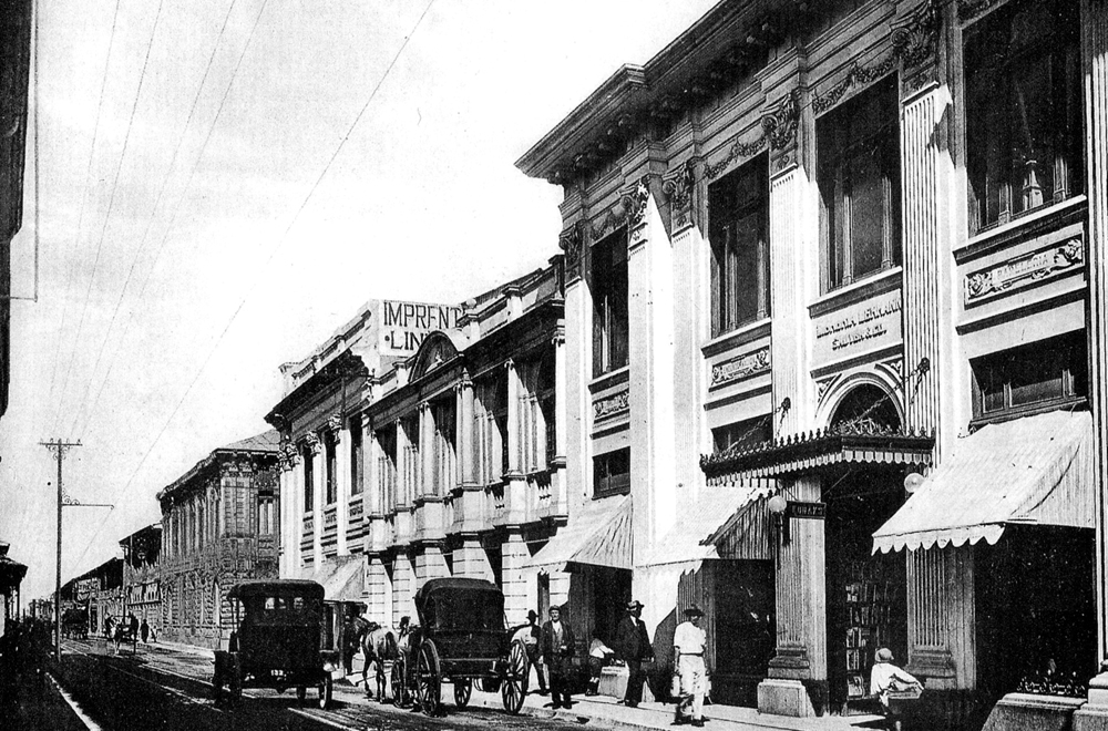 Histórica. Vista desde el este del edificio de la Librería Lehmann, en avenida Central, hacia 1920. Esta es una fotografía de Manuel Gómez Miralles.