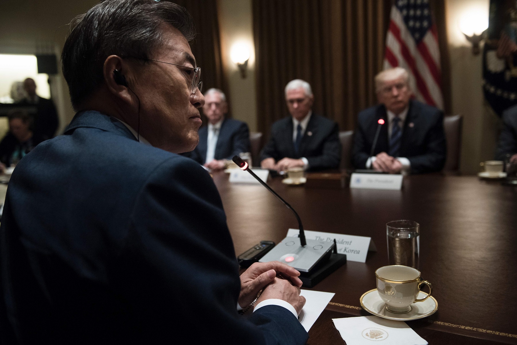 El presidente surcoreano, Moon Jae-in; el secretario de Defensa, James Mattis; el vicepresidente Mike Pence y el presidente Donald Trump (en orden usual) reunidos el viernes en la Casa Blanca.