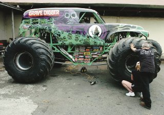 Alex Blackwell (mecánico) preparó ayer el Grave Digger . | CARLOS LEÓN