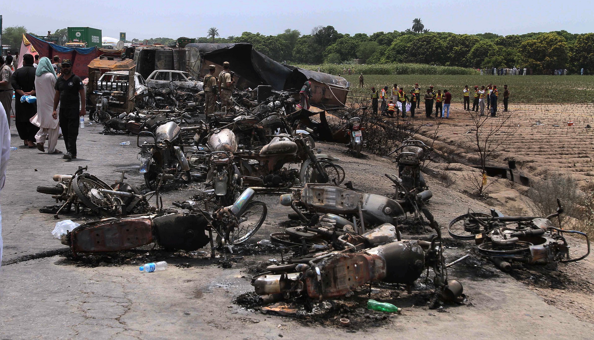 Vehículos calcinados, además de cadáveres, en el lugar donde explotó el camión cisterna en una carretera cerca de Bahawalpur, Pakistán.