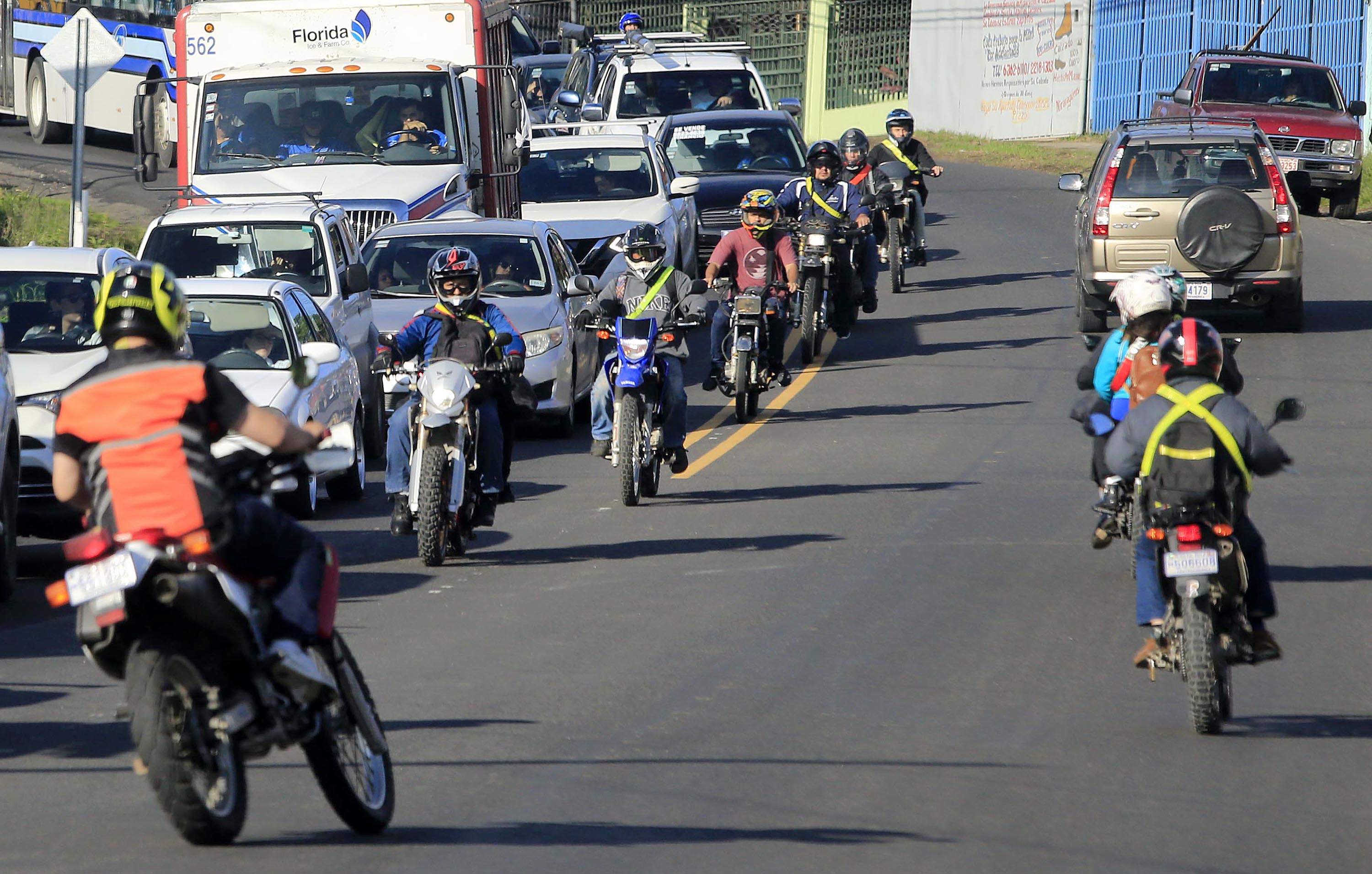 19/10/2018 Desamparados. Miles de motociclistas invaden, todos los días, las calles nacionales. Scooters, pisteras, montañeras, pandilleras y vespas son algunas de las clases de motocicleta que a diario usan hombres y mujeres para trasladarse a sus trabajos, repartir alimentos y hasta trasladar perros, entre otras cosas. Pero no todos lo hacen responsablemente, pues algunos intrépidos abusan de maniobras que ponen en peligro no solo sus vidas sino las de los demás. Foto: Rafael Pacheco