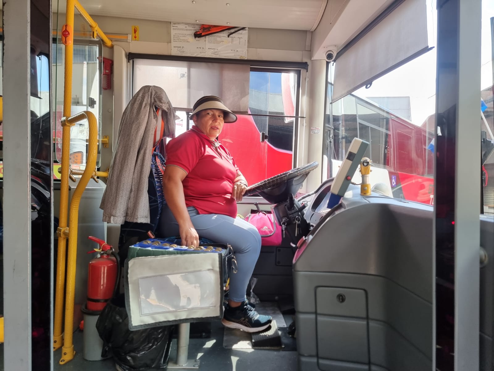 Ana Ulloa afirma que no le contó conseguir trabajo como chofera de bus. 'Fue de inmediato', afirmó. Su familia está muy orgullosa. Foto: Irene Vizcaíno