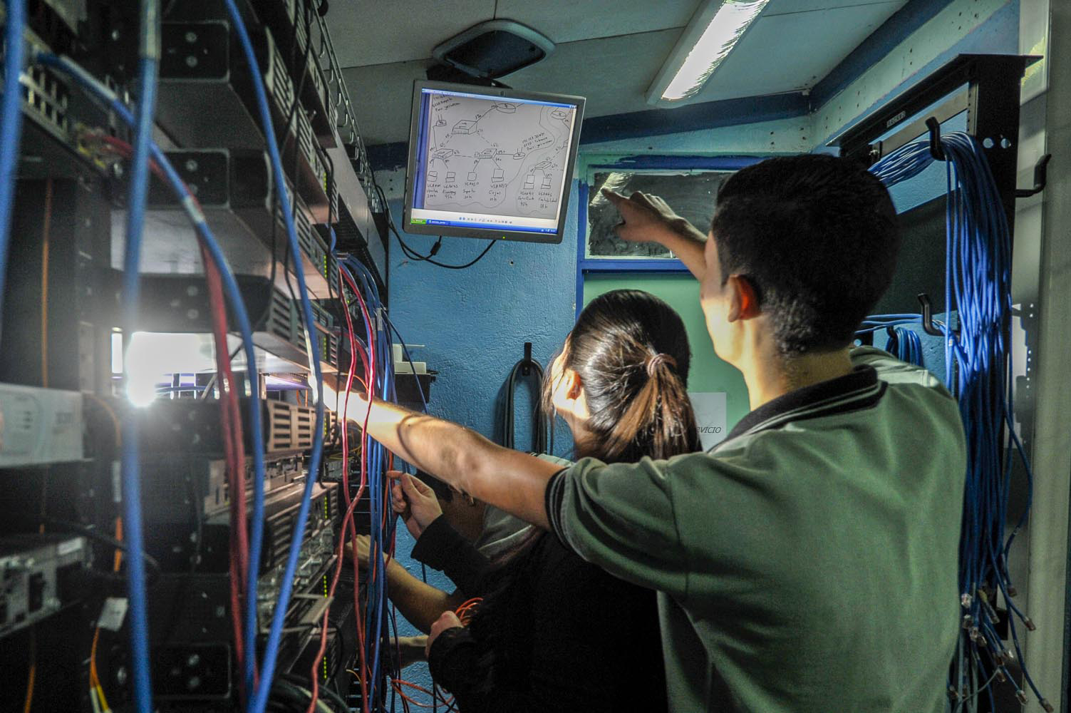 San Jose 01 de octubre de 2015 Calle Blancos, Colegio Tecnico Profesional, recorrido por el colegio para ver las especialidades que ofrecen a los alumnos de cuarto ciclo y que logren tener un titulo de tecnico medio en alguna carrera, el recorrido es para compararlo con el sistema de educacion dual que el ministerio quiere implementar en la enseñanza del pais. Fotografia Jose Cordero