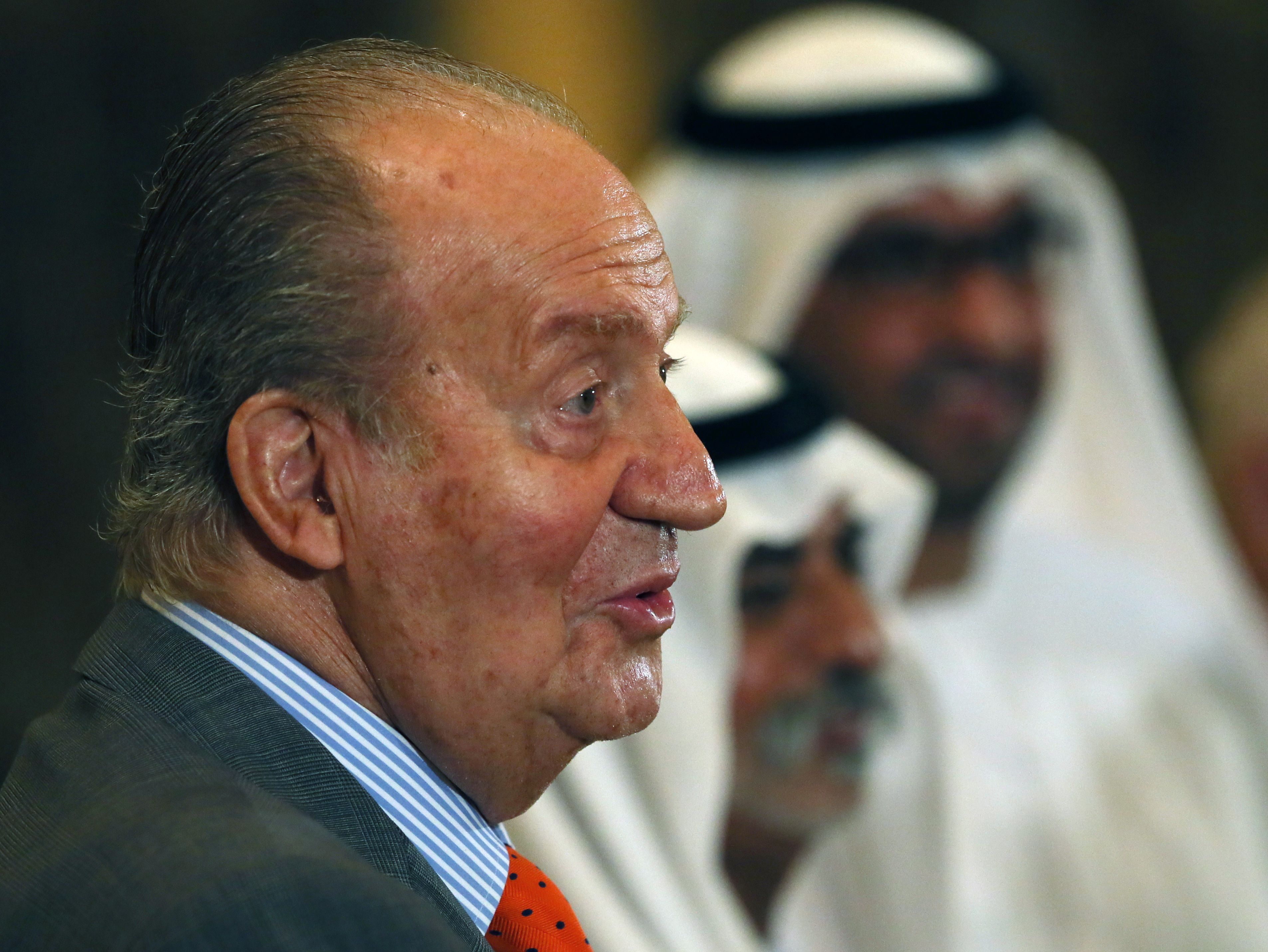 (FILES) In this file photo taken on April 14, 2014 Spain's King Juan Carlos greets UAE's officials as he arrives for a session of the first UAE-Spain Economic Forum at the Emirates Palace hotel in Abu Dhabi. - The Spanish king emeritus Juan Carlos I, who went into exile persecuted by a corruption scandal two weeks ago, is in the United Arab Emirates, the Royal House announced on August 17, 2020, clearing up the unknown about the whereabouts of the former head of state. (Photo by Karim SAHIB / AFP)