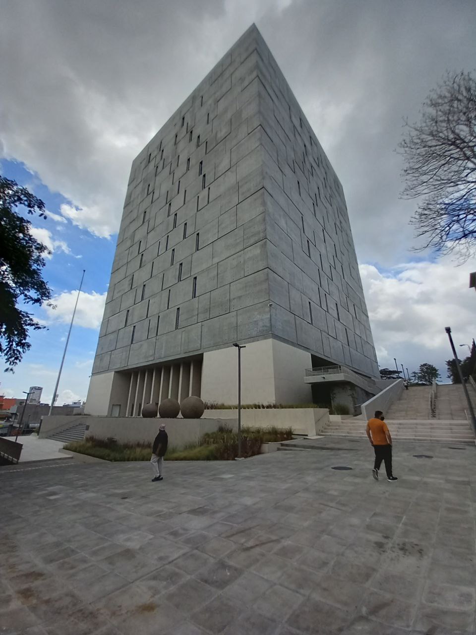 El nuevo edificio de la Asamblea Legislativa ahora sí luce sin rejas en sus alrededores y ya está libre el paso para los ciudadanos que caminan por sus alrededores. Foto: Aarón Sequeira.