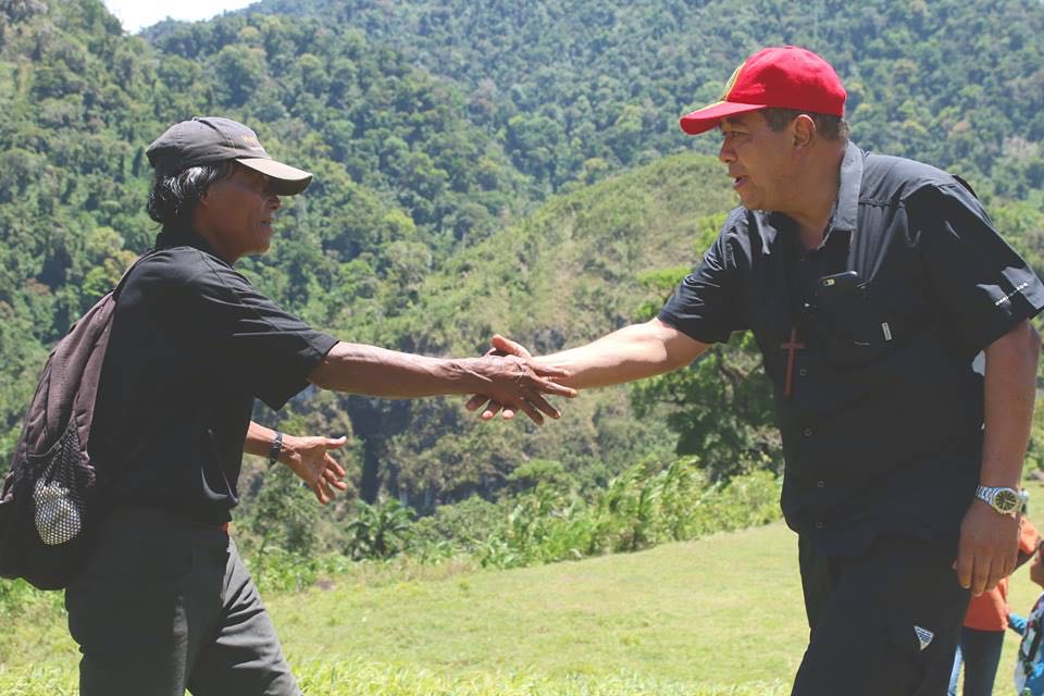 Desde julio de 2015, Javier Román Arias visita las comunidades indígenas para llevar asistencia y dar algunos servicios religiosos. El prelado reconoce que antes de su llegada al Caribe era poco lo que hacía la iglesia católica por esos pueblos.