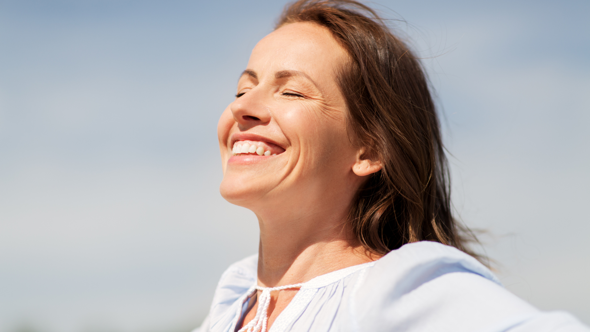 La ciencia respalda que el verano favorece introspección, baja el cortisol y fortalece la autocompasión con prácticas breves.