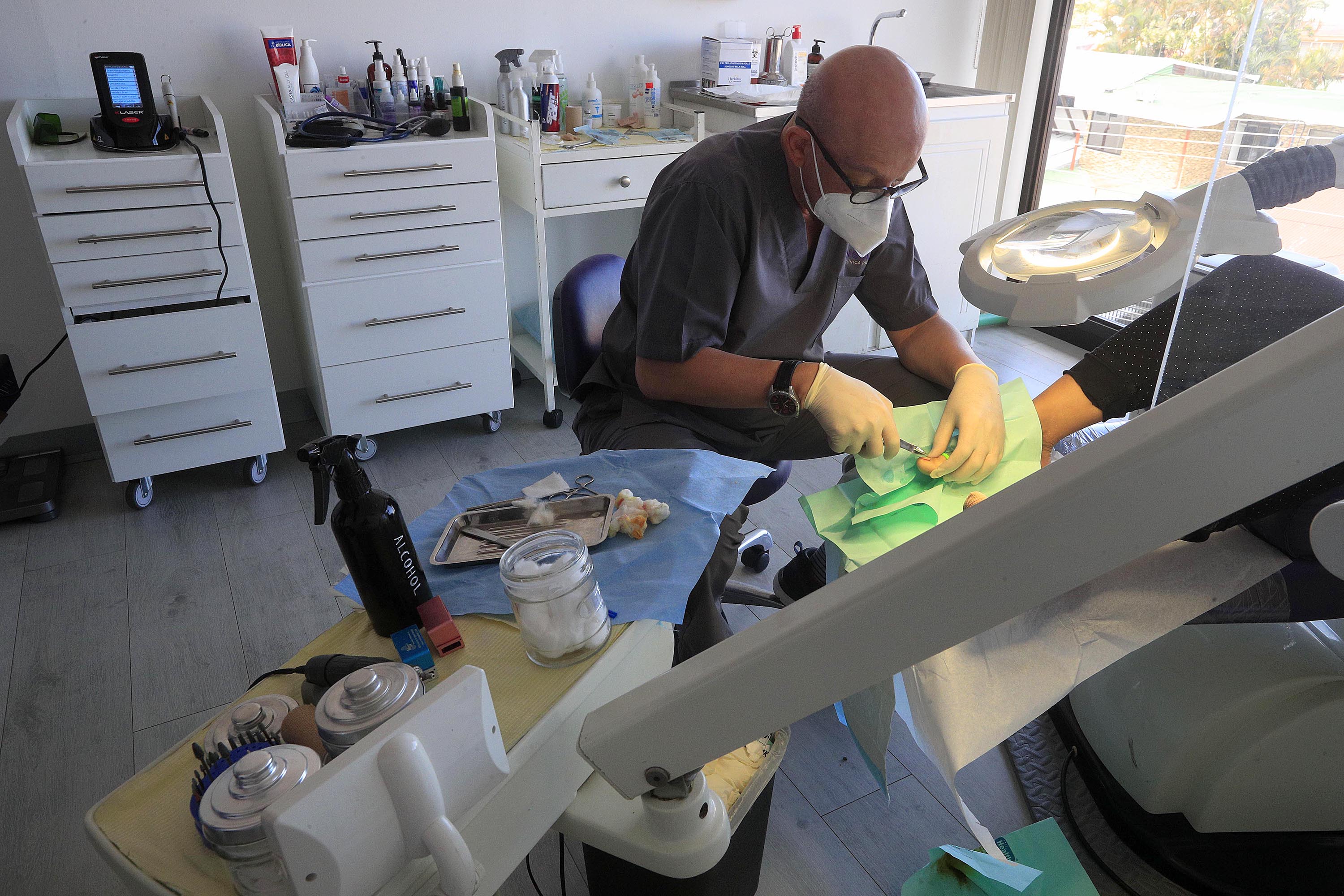 09/02/2022 Guadalupe, Clinica Angular. Cómo funciona una clínica de Podología con todos los permisos de ley. Especial énfasis en el centro de equipo en donde se esteriliza equipo. Marvin Madrigal, podólogo