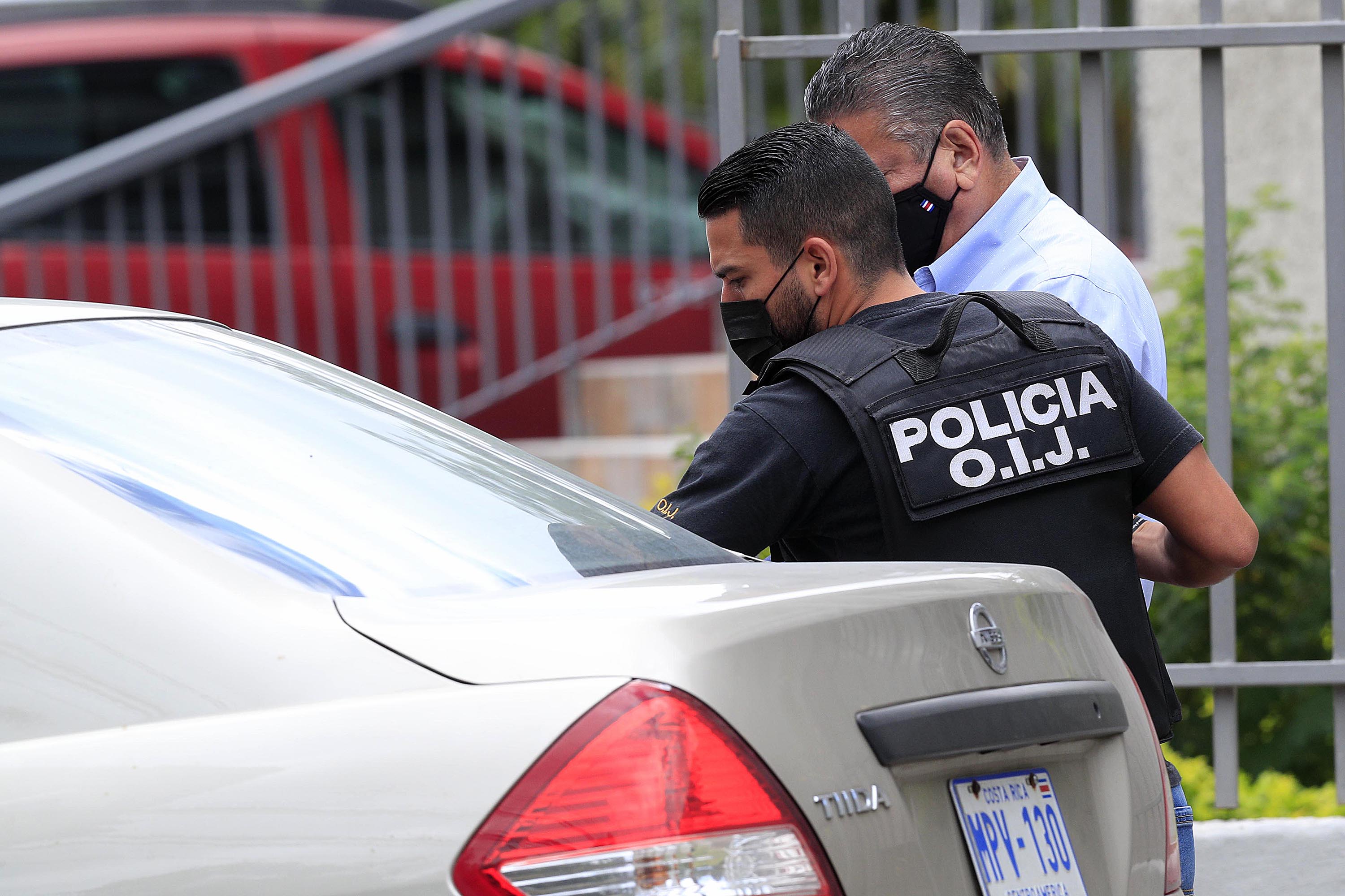 15/11/2021 Rohrmoser. Allanamiento en casa Johnny Araya. A las 7:00 a.m. ingresaron los agentes del OIJ a la casa del alcalde de San José, en denominada Operación Diamante. Araya fue detenido y trasladado hasta el Segundo Circuito Judicial de San José, en Goicoechea.